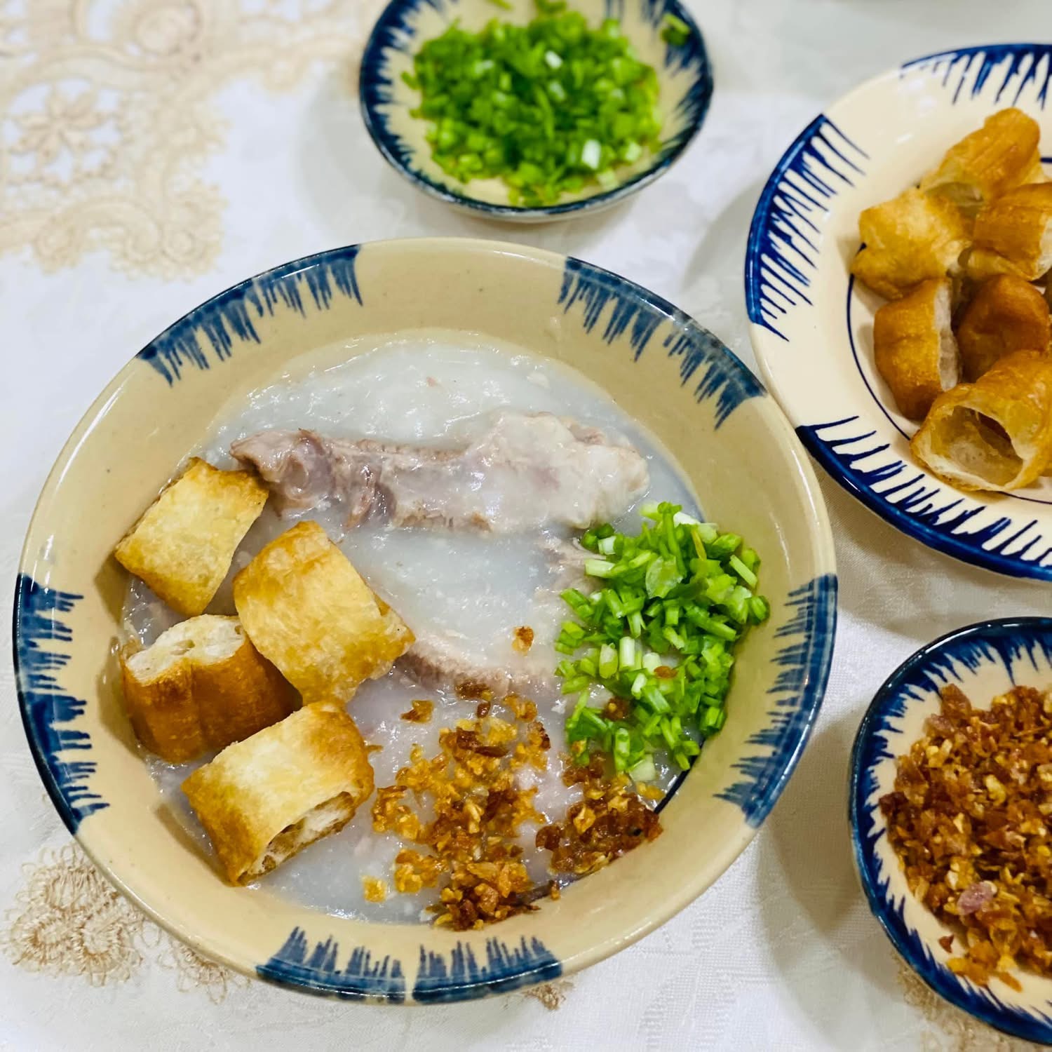 Món ngon Hà Nội gây thương nhớ: Cháo sườn quẩy giòn tại nhà - Ảnh 6.