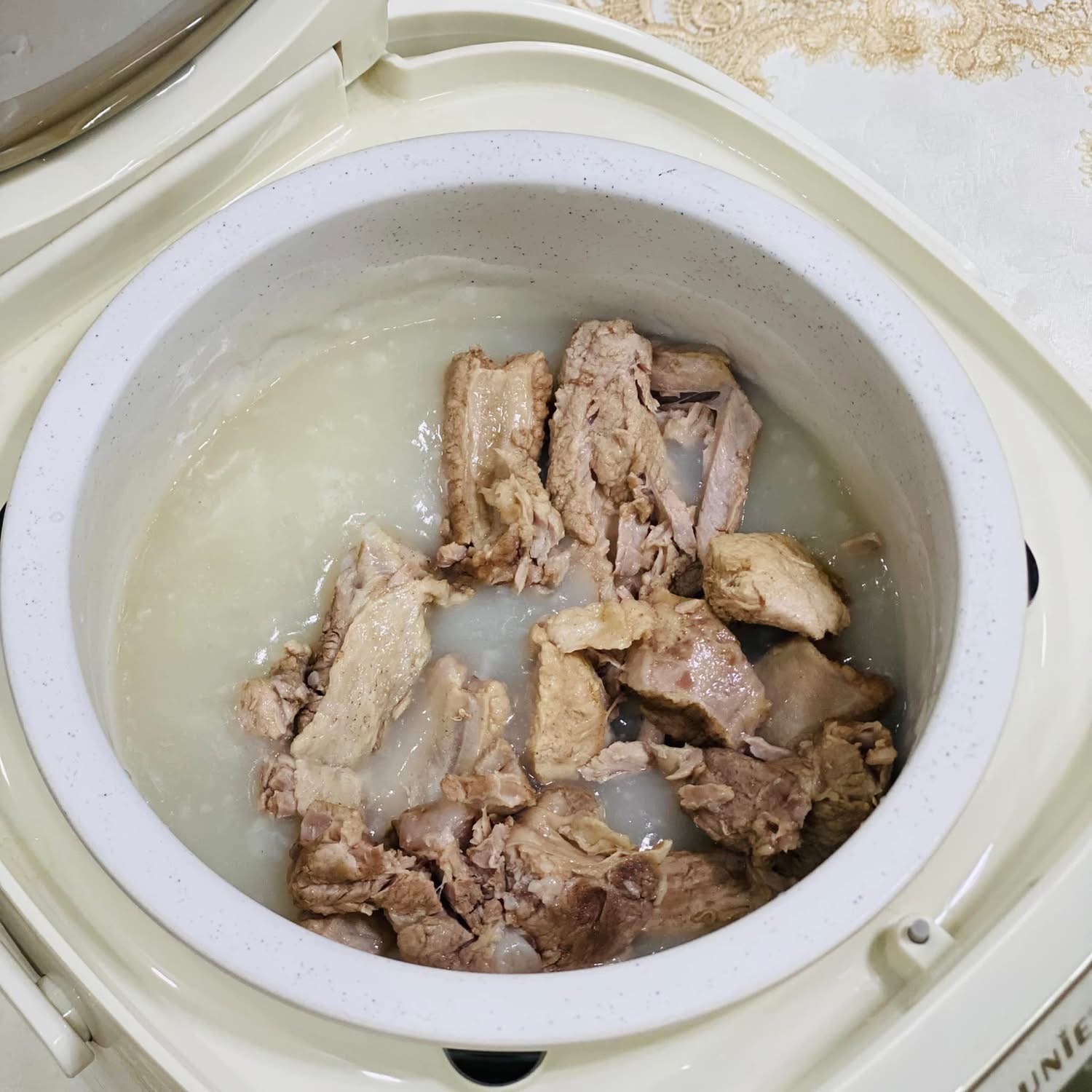 Món ngon Hà Nội gây thương nhớ: Cháo sườn quẩy giòn tại nhà - Ảnh 5.