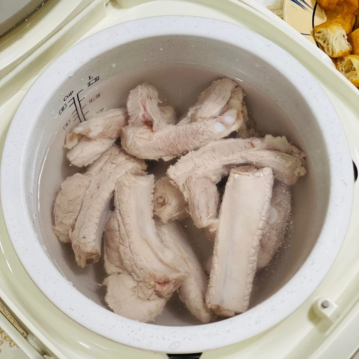 Món ngon Hà Nội gây thương nhớ: Cháo sườn quẩy giòn tại nhà - Ảnh 4.