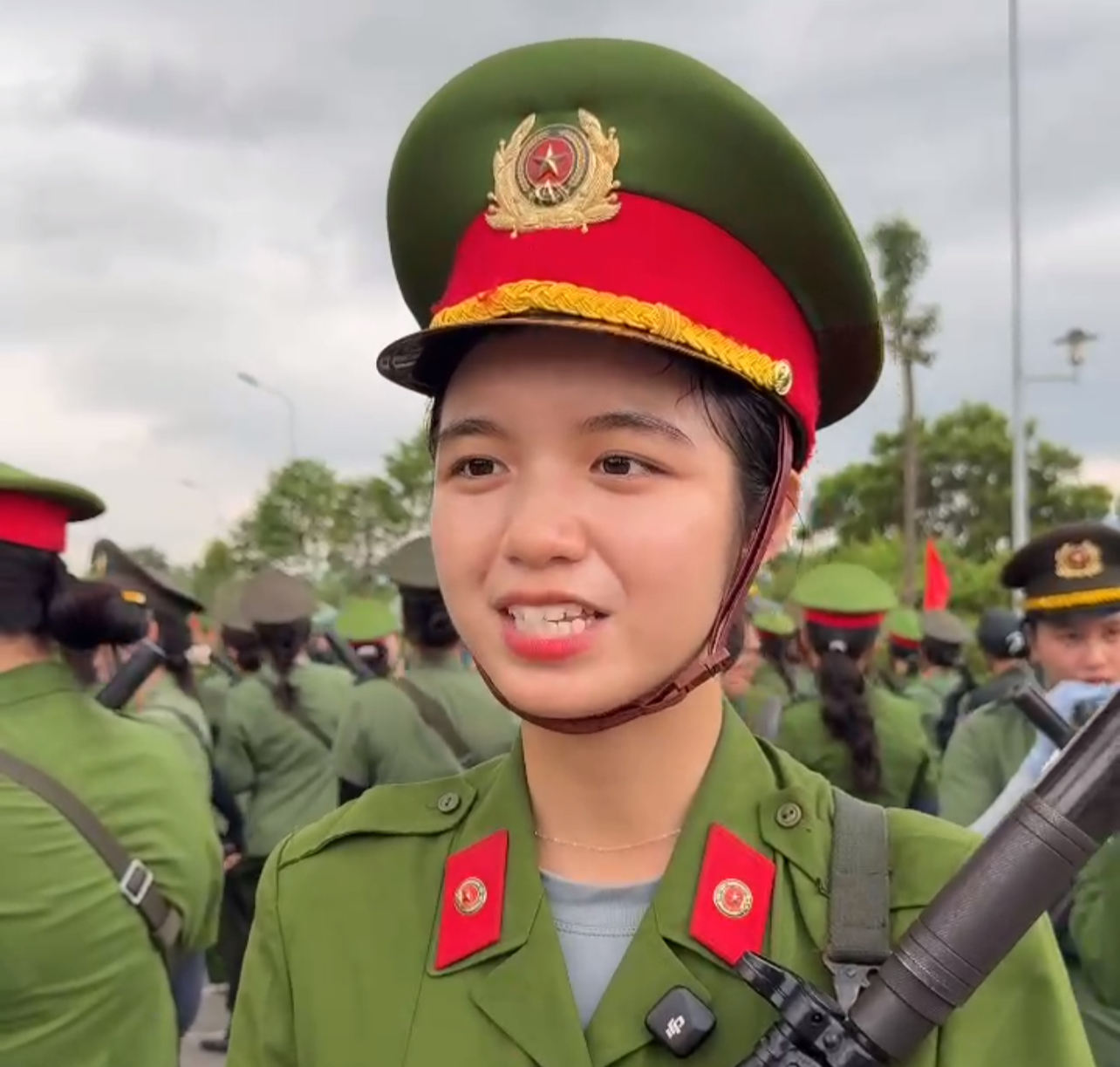 Cận cảnh những “bông hoa thép” luyện tập diễu binh, diễu hành trên thao trường- Ảnh 4. Cận cảnh những “bông hoa thép” luyện tập diễu binh, diễu hành trên thao trường- Ảnh 4.