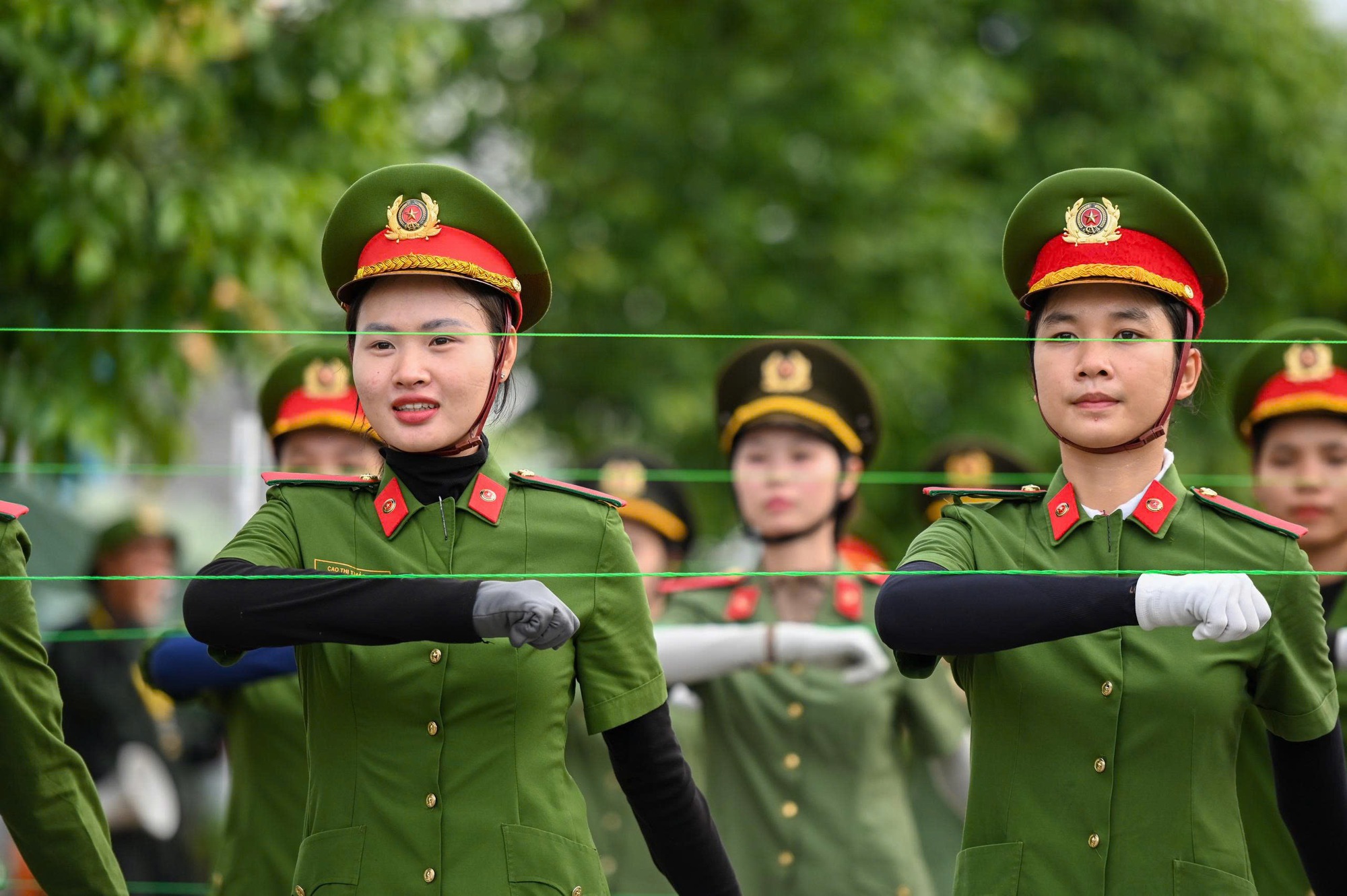 Cận cảnh những “bông hoa thép” luyện tập diễu binh, diễu hành trên thao trường- Ảnh 2. Cận cảnh những “bông hoa thép” luyện tập diễu binh, diễu hành trên thao trường- Ảnh 2.