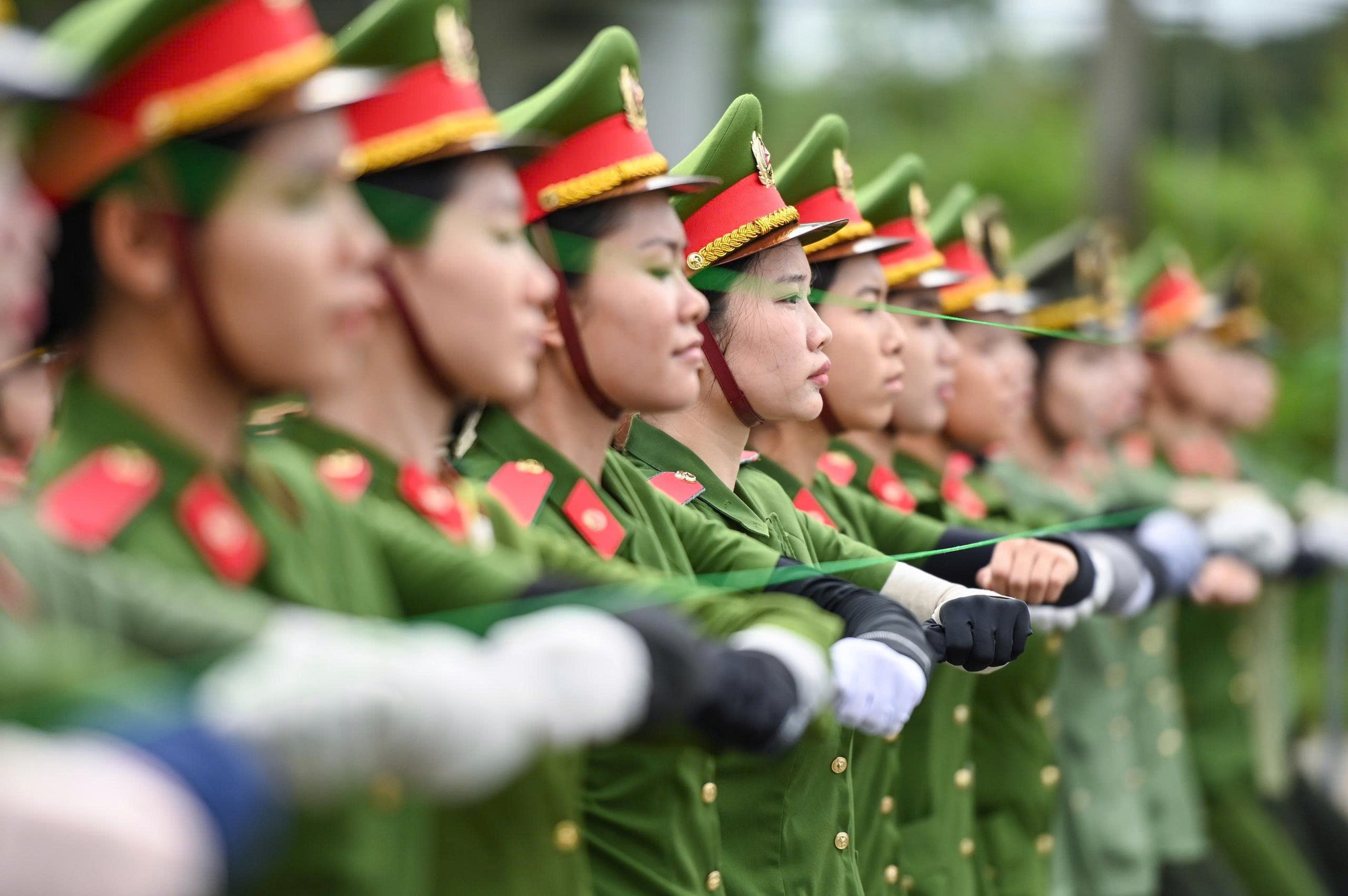 Cận cảnh những “bông hoa thép” luyện tập diễu binh, diễu hành trên thao trường- Ảnh 5. Cận cảnh những “bông hoa thép” luyện tập diễu binh, diễu hành trên thao trường- Ảnh 5.