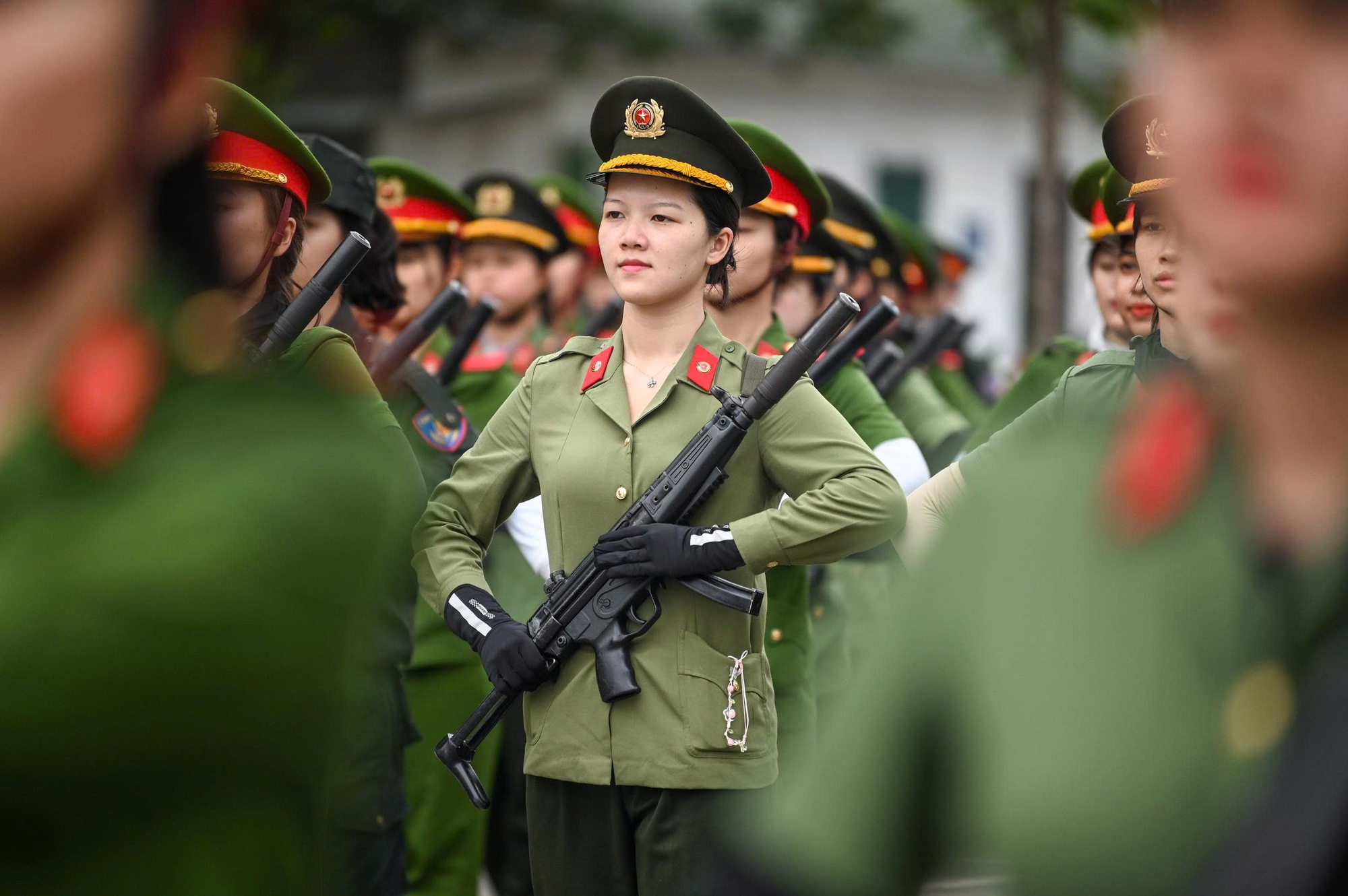 Cận cảnh những “bông hoa thép” luyện tập diễu binh, diễu hành trên thao trường- Ảnh 7. Cận cảnh những “bông hoa thép” luyện tập diễu binh, diễu hành trên thao trường- Ảnh 7.