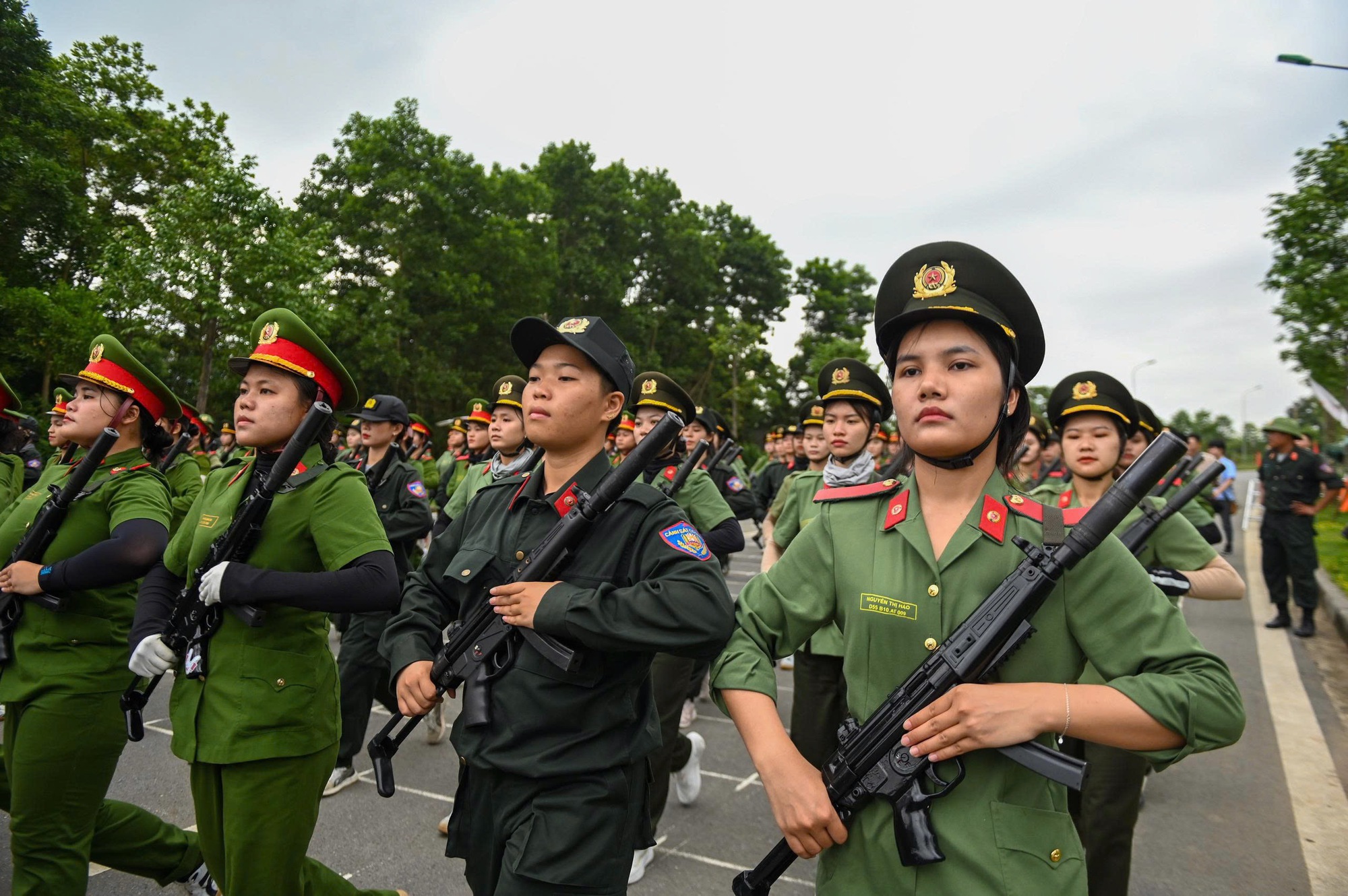 Cận cảnh những “bông hoa thép” luyện tập diễu binh, diễu hành trên thao trường- Ảnh 6. Cận cảnh những “bông hoa thép” luyện tập diễu binh, diễu hành trên thao trường- Ảnh 6.