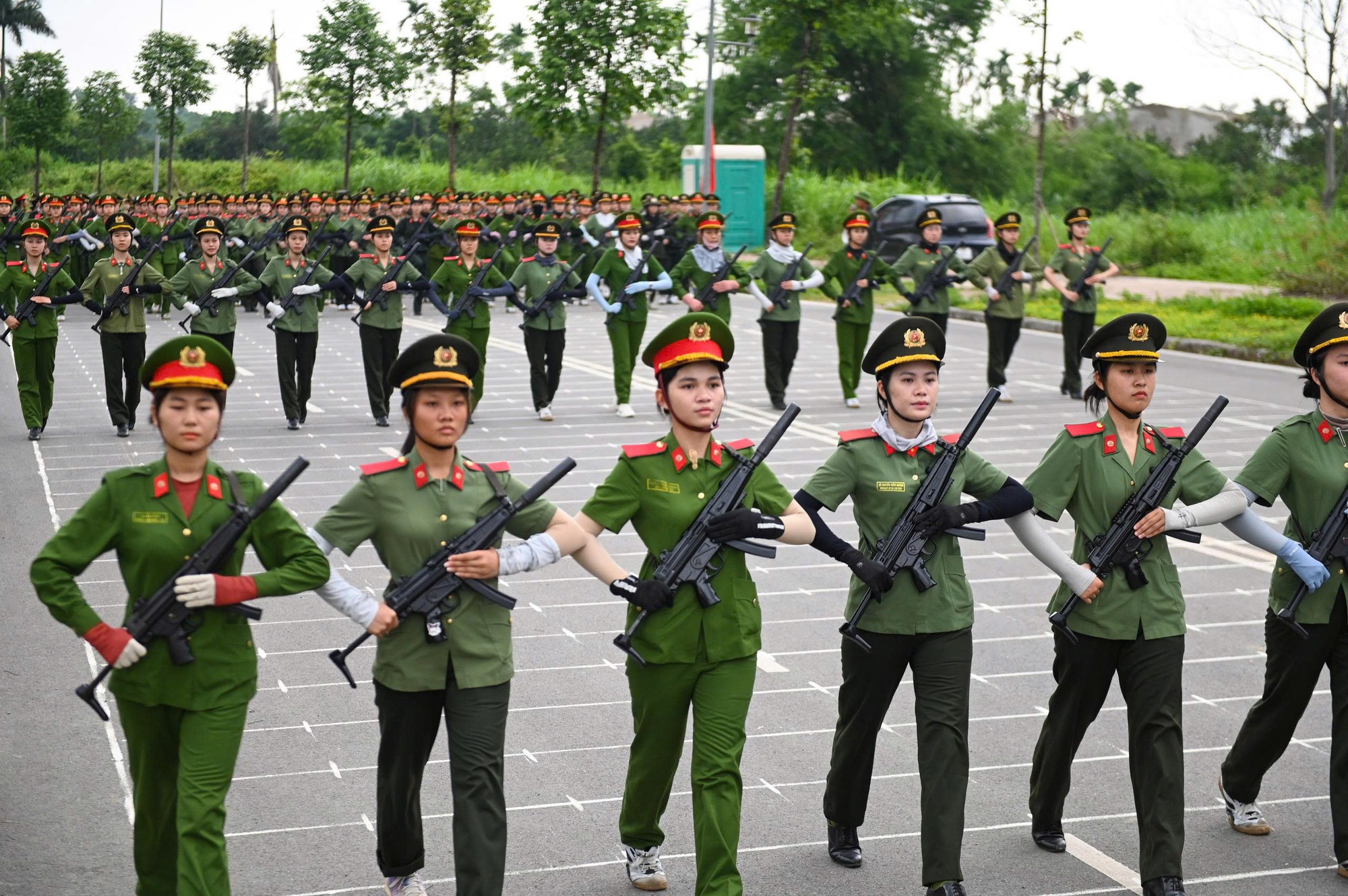 Cận cảnh những “bông hoa thép” luyện tập diễu binh, diễu hành trên thao trường- Ảnh 3. Cận cảnh những “bông hoa thép” luyện tập diễu binh, diễu hành trên thao trường- Ảnh 3.