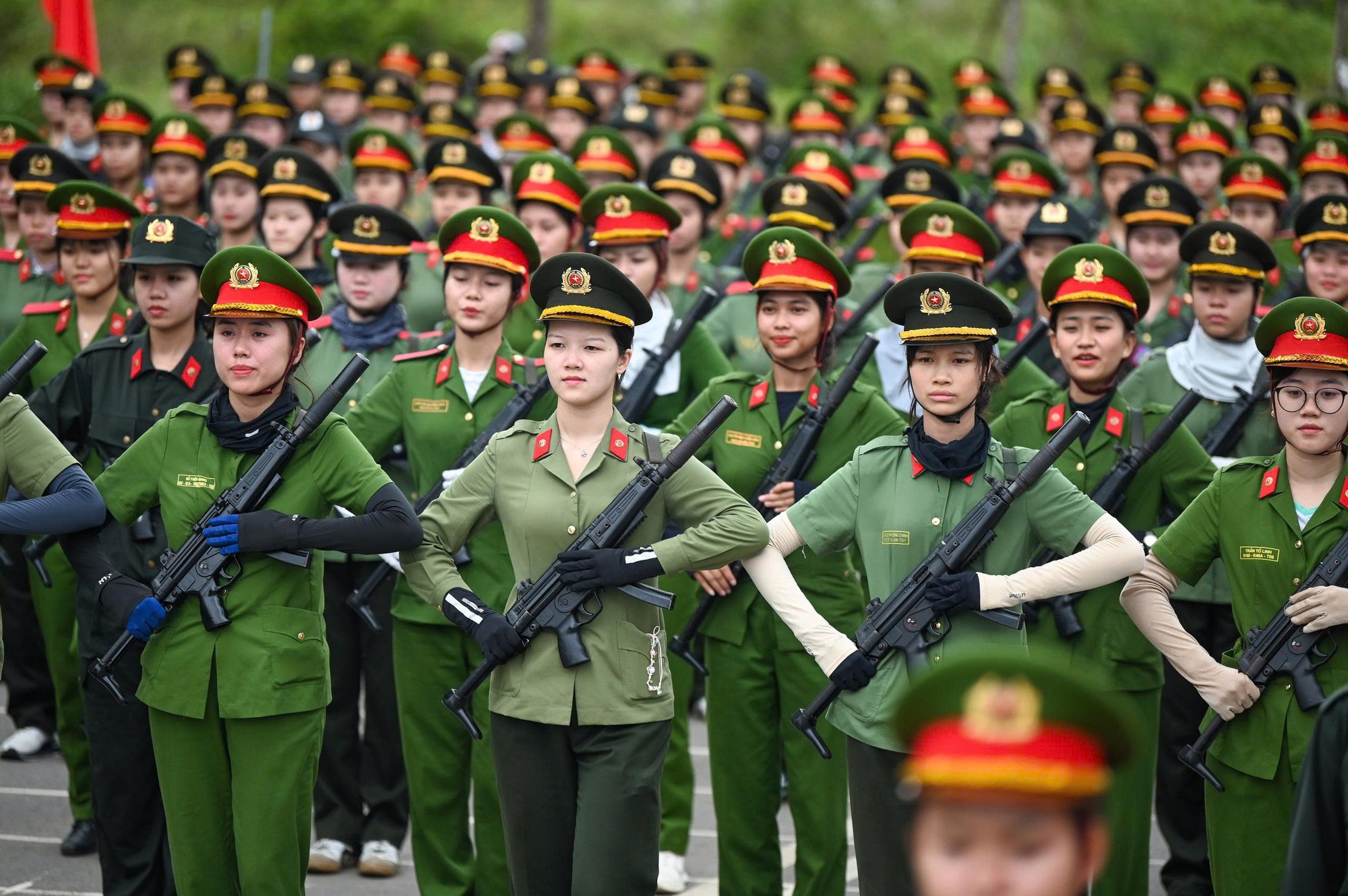 Cận cảnh những “bông hoa thép” luyện tập diễu binh, diễu hành trên thao trường- Ảnh 1. Cận cảnh những “bông hoa thép” luyện tập diễu binh, diễu hành trên thao trường- Ảnh 1.