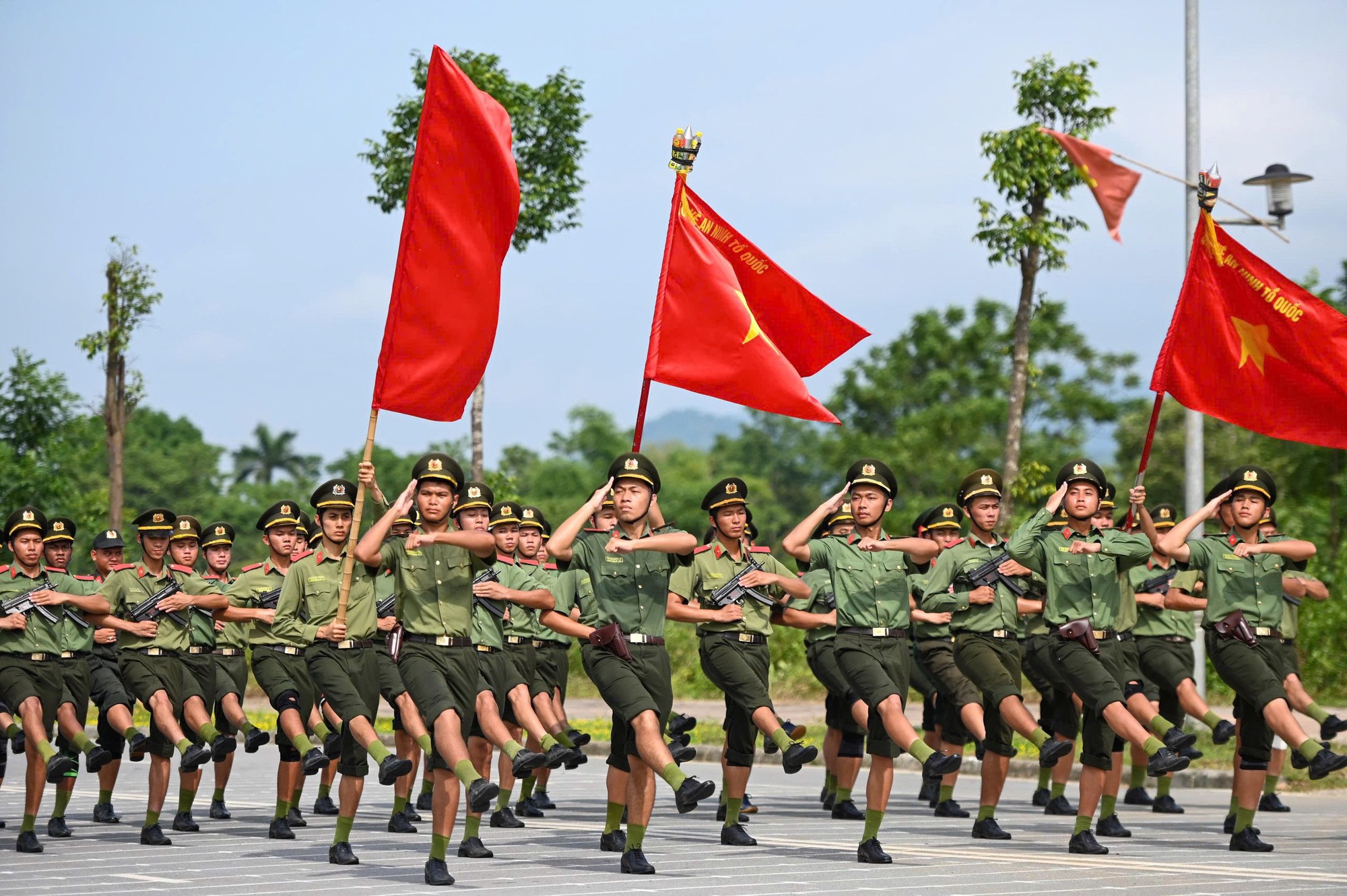 Cận cảnh những “bông hoa thép” luyện tập diễu binh, diễu hành trên thao trường- Ảnh 10. Cận cảnh những “bông hoa thép” luyện tập diễu binh, diễu hành trên thao trường- Ảnh 10.