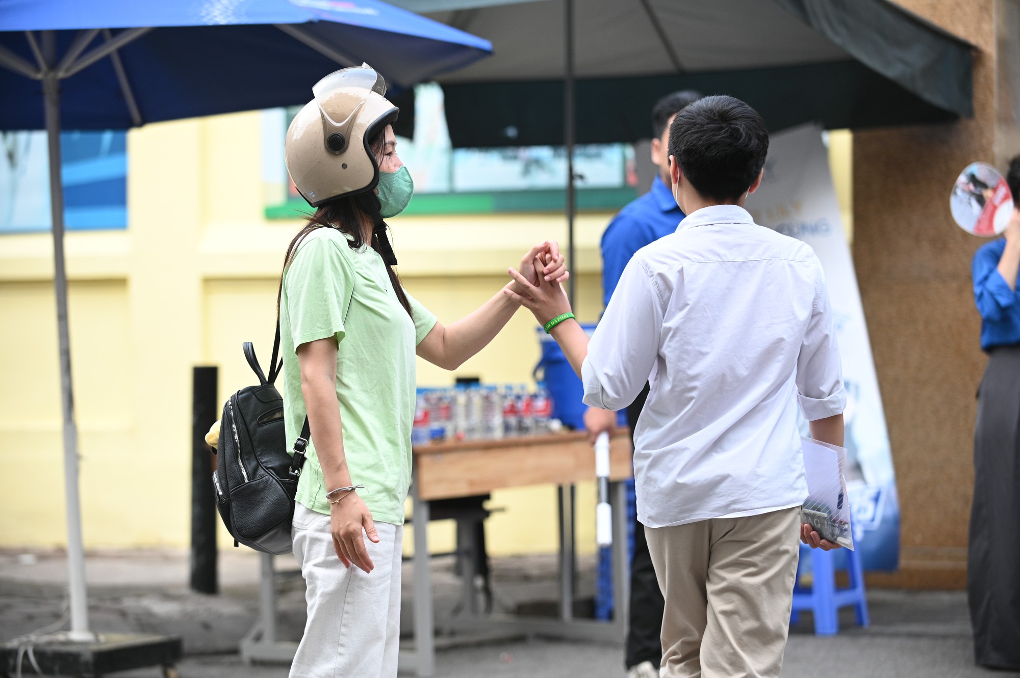 Hết giờ làm bài môn Toán thi vào lớp 10 Hà Nội, thí sinh tự tin "nếu em trình bày cẩn thận thì 9,75 đến 10 điểm"- Ảnh 22. Hết giờ làm bài môn Toán thi vào lớp 10 Hà Nội, thí sinh tự tin "nếu em trình bày cẩn thận thì 9,75 đến 10 điểm"- Ảnh 22.