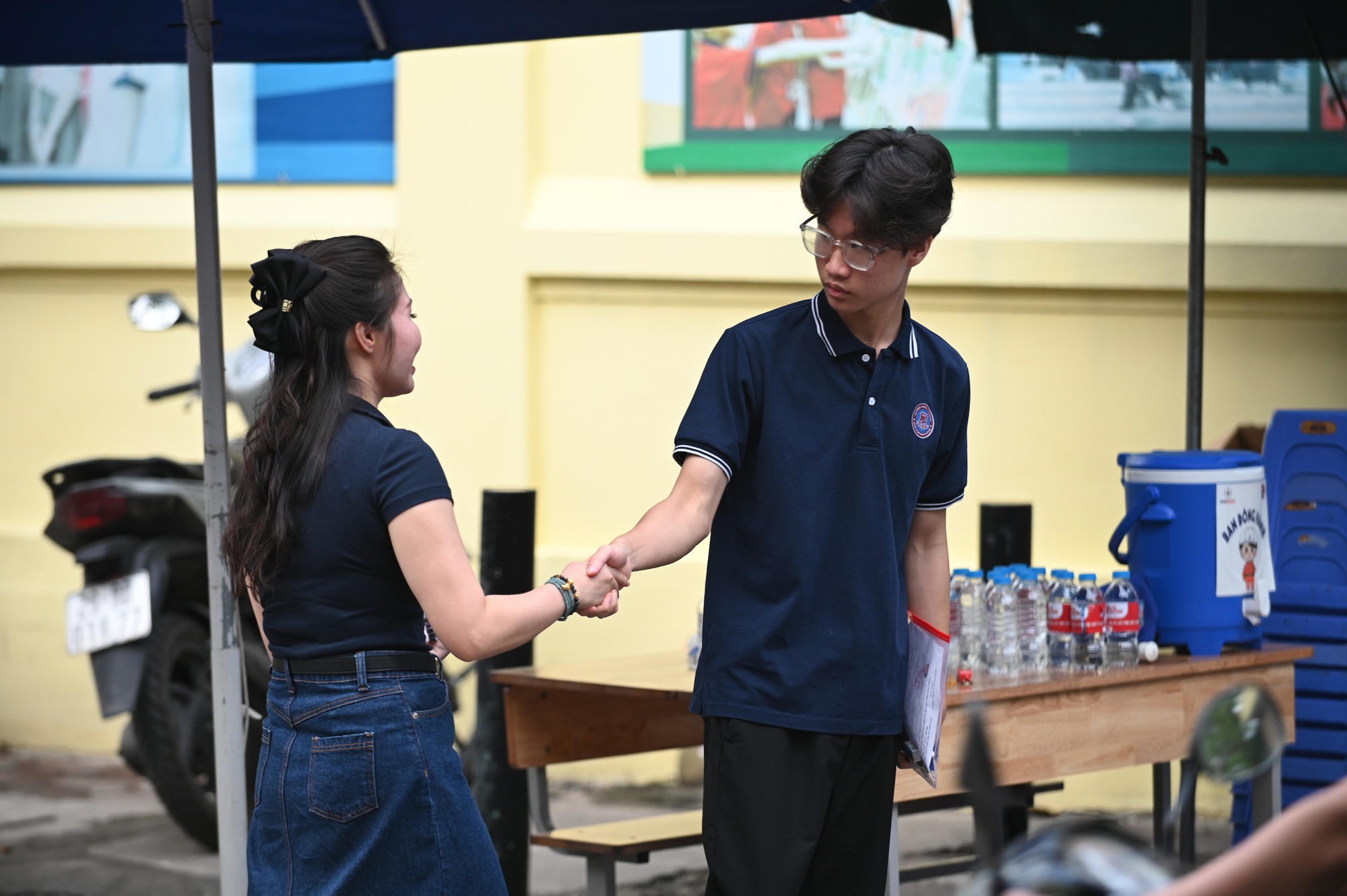 Hết giờ làm bài môn Toán thi vào lớp 10 Hà Nội, thí sinh tự tin "nếu em trình bày cẩn thận thì 9,75 đến 10 điểm"- Ảnh 21. Hết giờ làm bài môn Toán thi vào lớp 10 Hà Nội, thí sinh tự tin "nếu em trình bày cẩn thận thì 9,75 đến 10 điểm"- Ảnh 21.