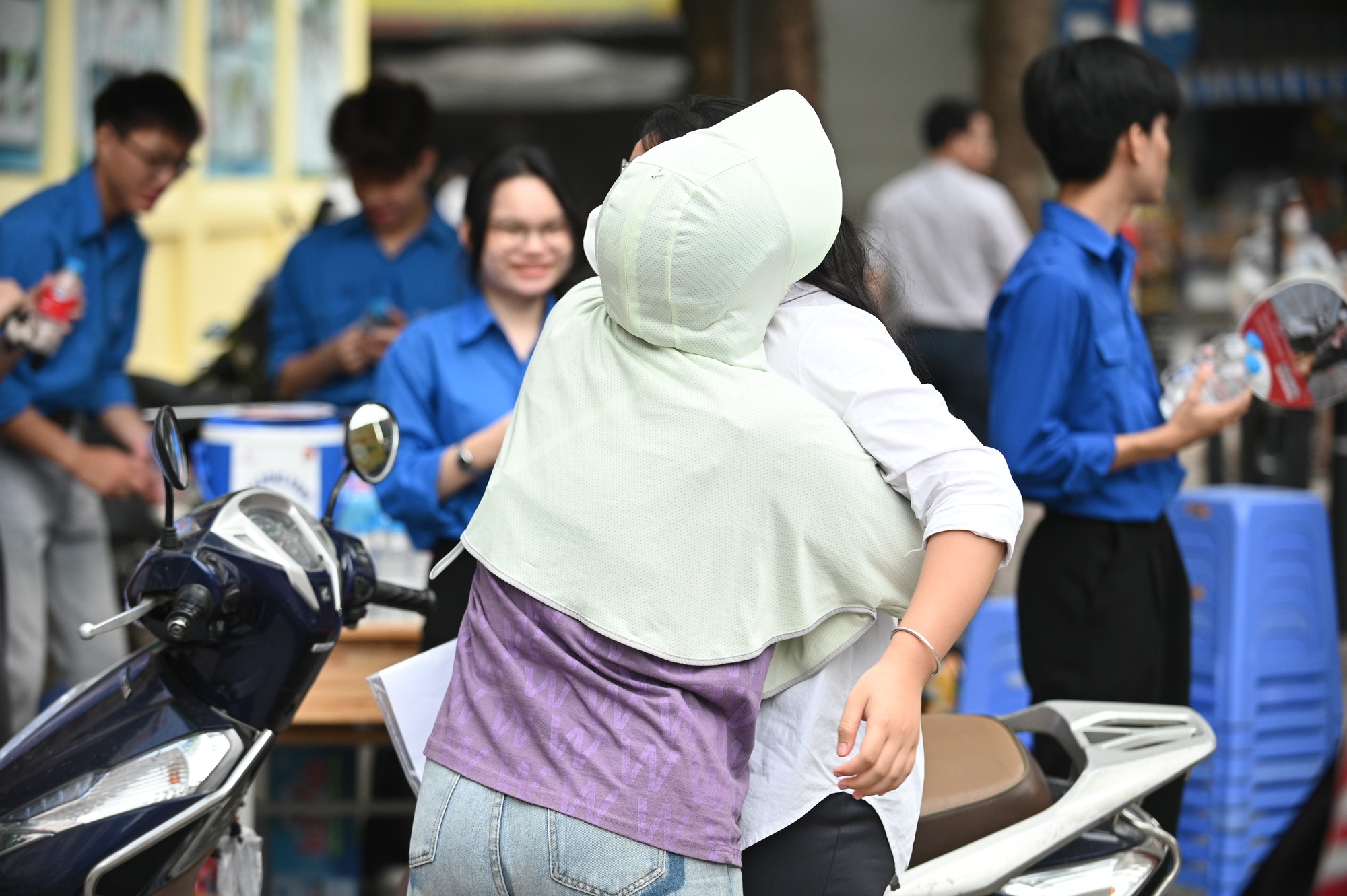 Hết giờ làm bài môn Toán thi vào lớp 10 Hà Nội, thí sinh tự tin "nếu em trình bày cẩn thận thì 9,75 đến 10 điểm"- Ảnh 20. Hết giờ làm bài môn Toán thi vào lớp 10 Hà Nội, thí sinh tự tin "nếu em trình bày cẩn thận thì 9,75 đến 10 điểm"- Ảnh 20.