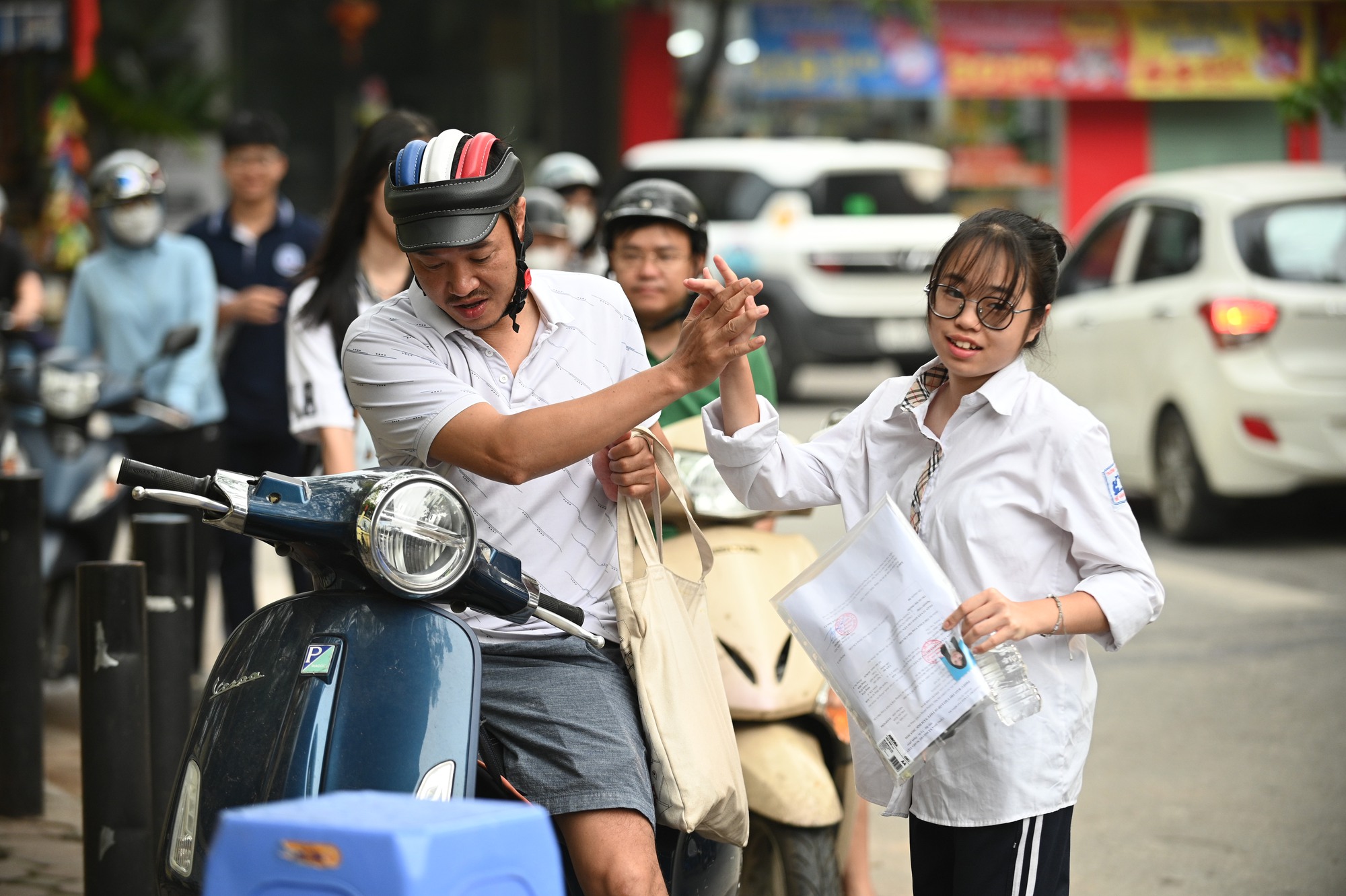 Hết giờ làm bài môn Toán thi vào lớp 10 Hà Nội, thí sinh tự tin "nếu em trình bày cẩn thận thì 9,75 đến 10 điểm"- Ảnh 19. Hết giờ làm bài môn Toán thi vào lớp 10 Hà Nội, thí sinh tự tin "nếu em trình bày cẩn thận thì 9,75 đến 10 điểm"- Ảnh 19.