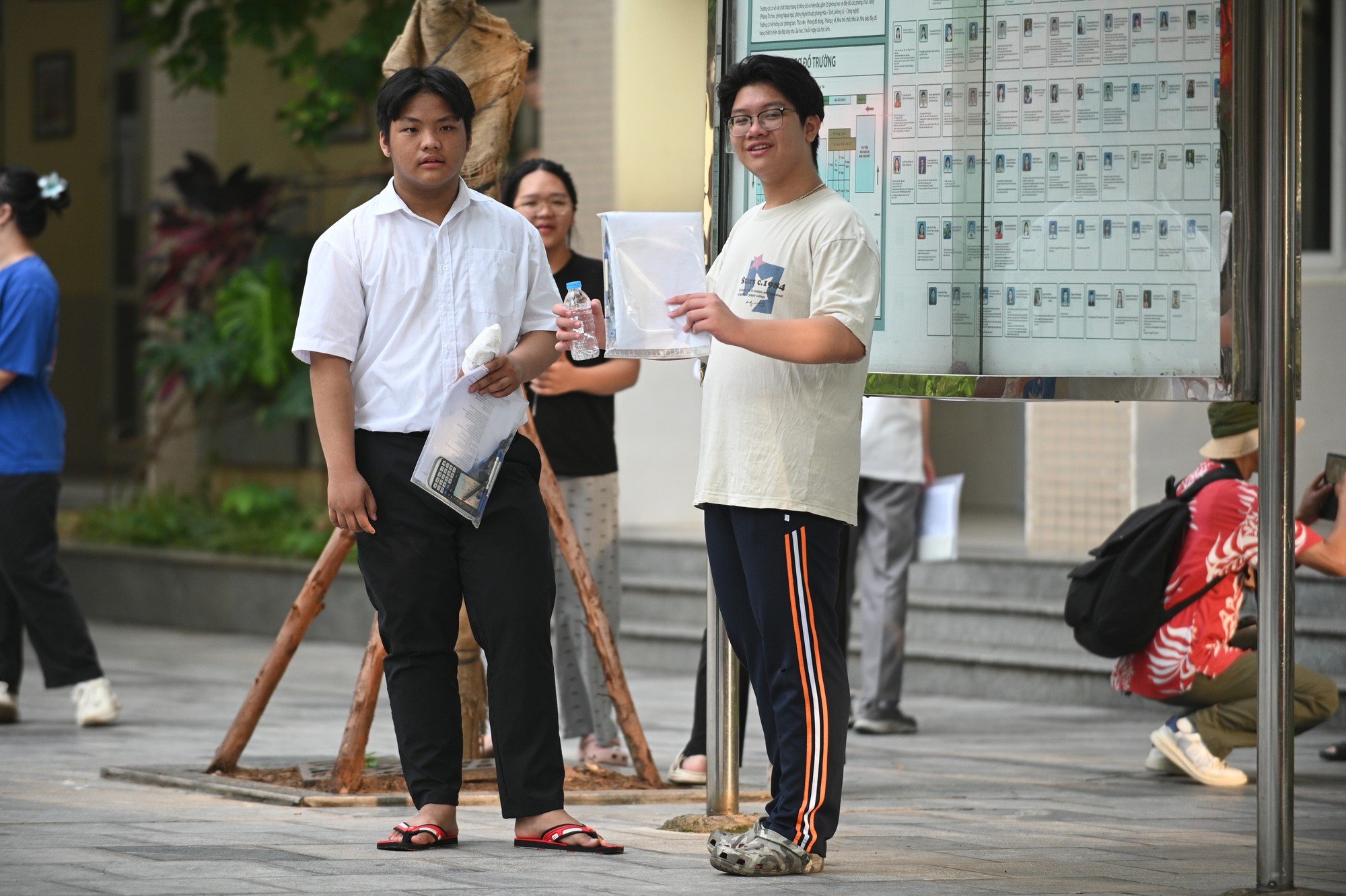Hết giờ làm bài môn Toán thi vào lớp 10 Hà Nội, thí sinh tự tin "nếu em trình bày cẩn thận thì 9,75 đến 10 điểm"- Ảnh 18. Hết giờ làm bài môn Toán thi vào lớp 10 Hà Nội, thí sinh tự tin "nếu em trình bày cẩn thận thì 9,75 đến 10 điểm"- Ảnh 18.