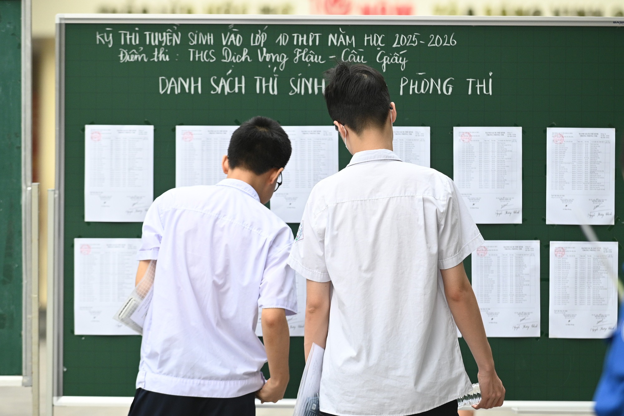 Hết giờ làm bài môn Toán thi vào lớp 10 Hà Nội, thí sinh tự tin "nếu em trình bày cẩn thận thì 9,75 đến 10 điểm"- Ảnh 23. Hết giờ làm bài môn Toán thi vào lớp 10 Hà Nội, thí sinh tự tin "nếu em trình bày cẩn thận thì 9,75 đến 10 điểm"- Ảnh 23.