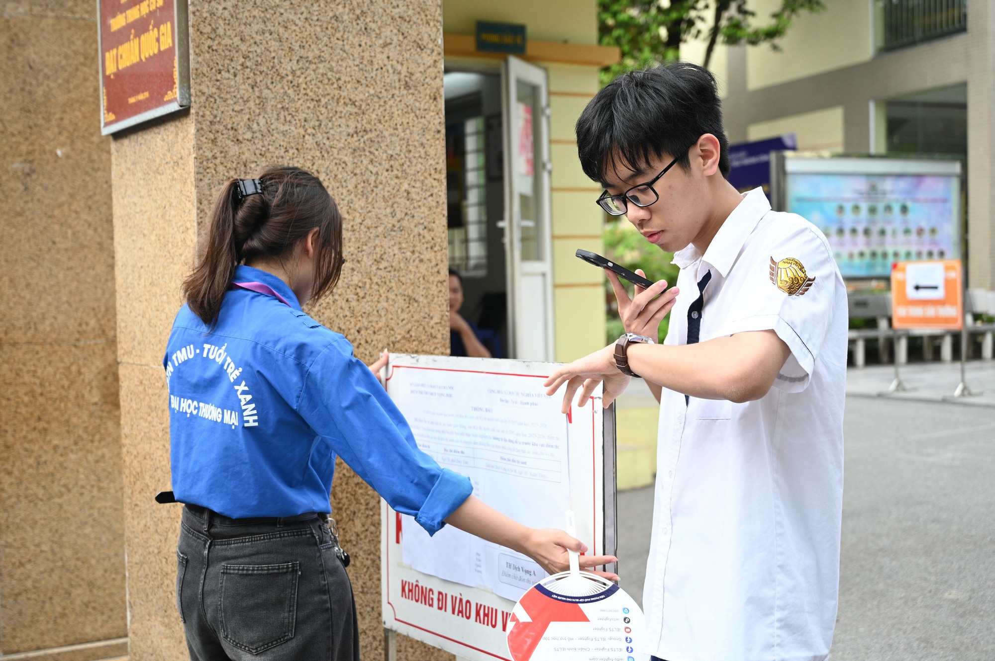 Hết giờ làm bài môn Toán thi vào lớp 10 Hà Nội, thí sinh tự tin "nếu em trình bày cẩn thận thì 9,75 đến 10 điểm"- Ảnh 15. Hết giờ làm bài môn Toán thi vào lớp 10 Hà Nội, thí sinh tự tin "nếu em trình bày cẩn thận thì 9,75 đến 10 điểm"- Ảnh 15.