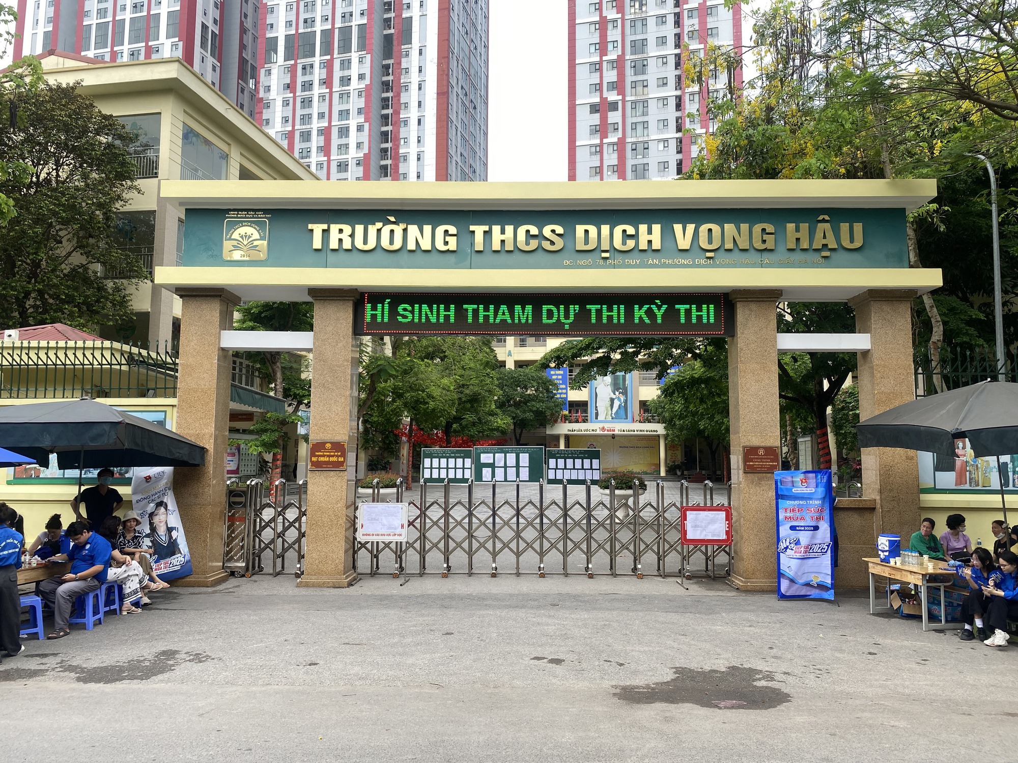 Hết giờ làm bài môn Toán thi vào lớp 10 Hà Nội, thí sinh tự tin "nếu em trình bày cẩn thận thì 9,75 đến 10 điểm"- Ảnh 14. Hết giờ làm bài môn Toán thi vào lớp 10 Hà Nội, thí sinh tự tin "nếu em trình bày cẩn thận thì 9,75 đến 10 điểm"- Ảnh 14.