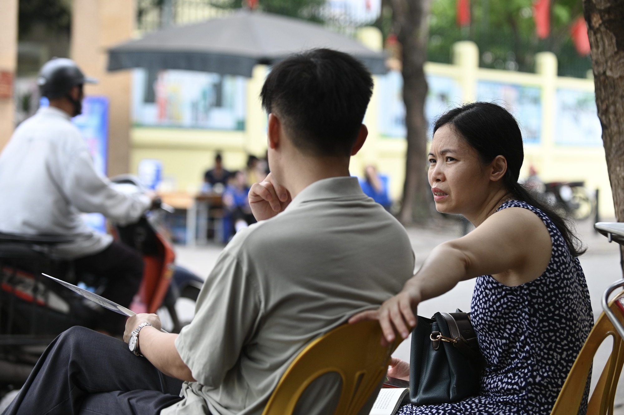 Hết giờ làm bài môn Toán thi vào lớp 10 Hà Nội, thí sinh tự tin "nếu em trình bày cẩn thận thì 9,75 đến 10 điểm"- Ảnh 13. Hết giờ làm bài môn Toán thi vào lớp 10 Hà Nội, thí sinh tự tin "nếu em trình bày cẩn thận thì 9,75 đến 10 điểm"- Ảnh 13.