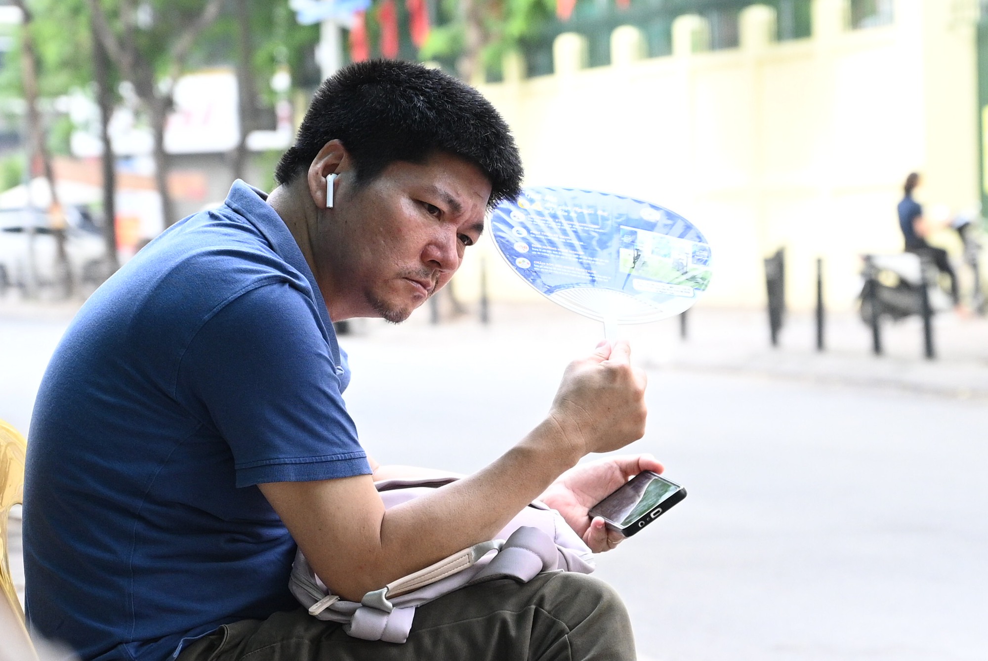 Hết giờ làm bài môn Toán thi vào lớp 10 Hà Nội, thí sinh tự tin "nếu em trình bày cẩn thận thì 9,75 đến 10 điểm"- Ảnh 11. Hết giờ làm bài môn Toán thi vào lớp 10 Hà Nội, thí sinh tự tin "nếu em trình bày cẩn thận thì 9,75 đến 10 điểm"- Ảnh 11.