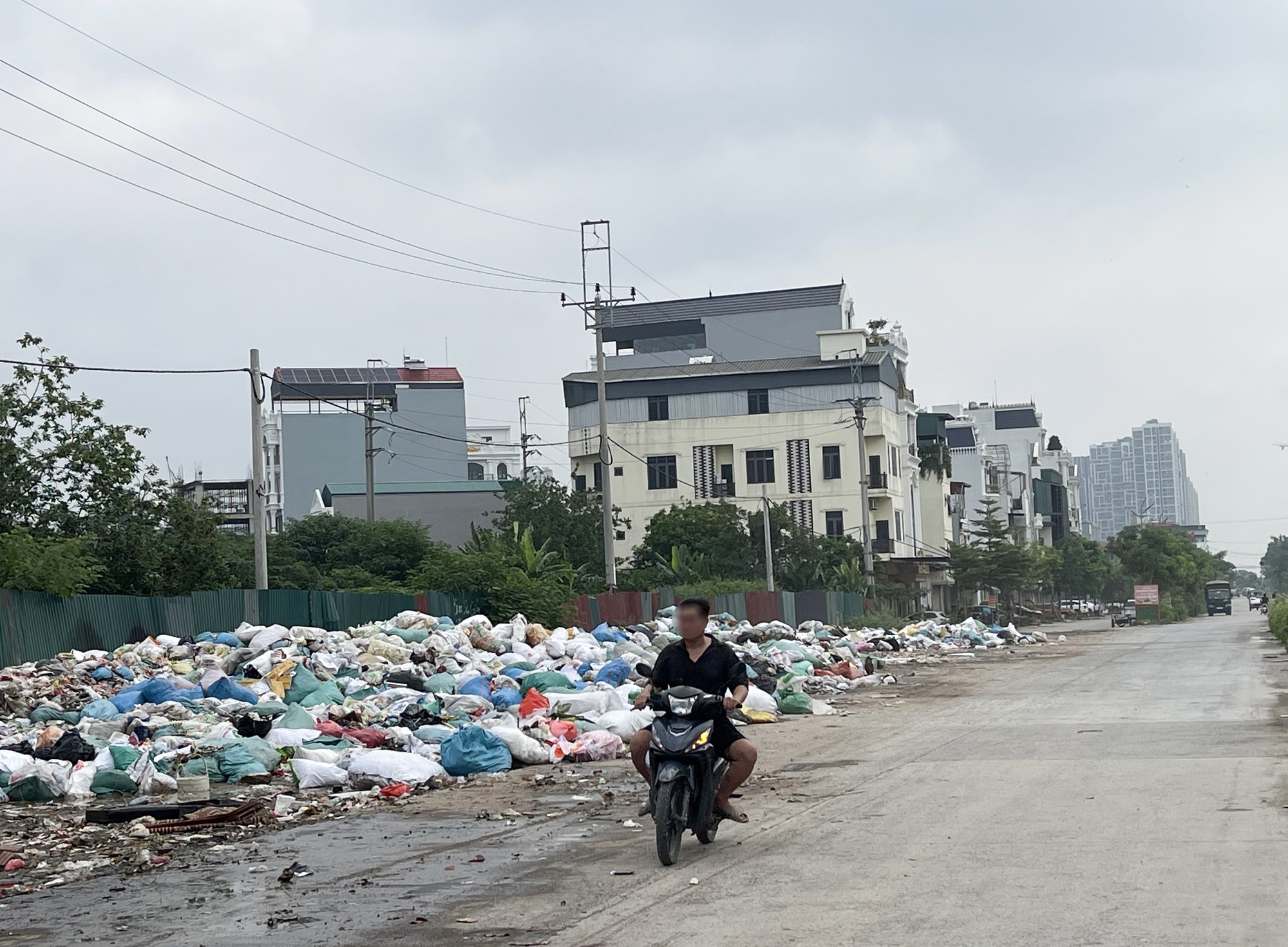 Hàng tấn bánh kẹo trẻ em chất đống tại bãi rác La Phù giữa đợt cao điểm chống hàng giả: Chuyện gì đây? - Ảnh 1. Hàng tấn bánh kẹo trẻ em chất đống tại bãi rác La Phù giữa đợt cao điểm chống hàng giả: Chuyện gì đây? - Ảnh 1.