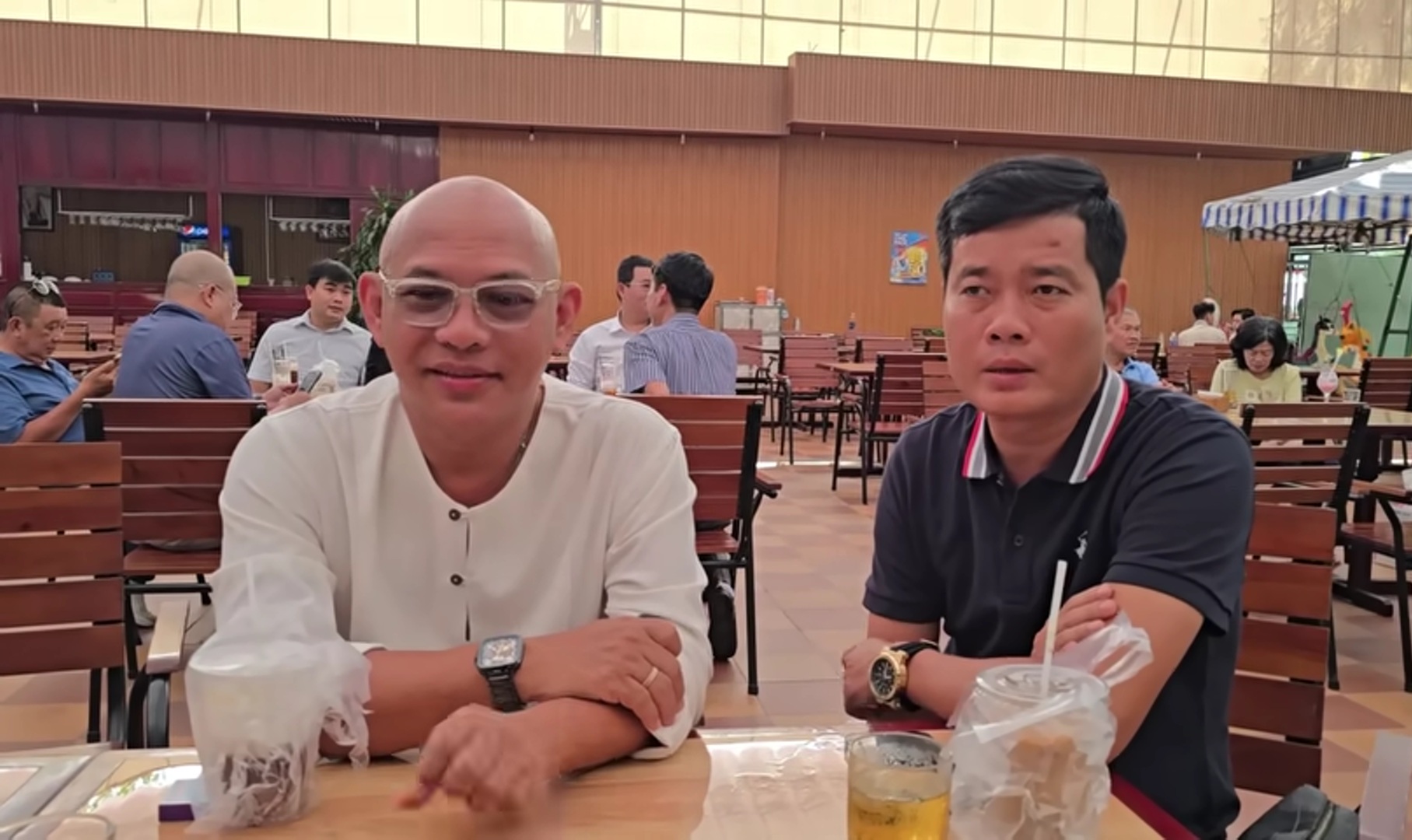 Hai ông trùm Điền Quân gặp nhau sau khi phá sản, Khương Dừa nói thẳng 1 điều với Color Man- Ảnh 2. Hai ông trùm Điền Quân gặp nhau sau khi phá sản, Khương Dừa nói thẳng 1 điều với Color Man- Ảnh 2.