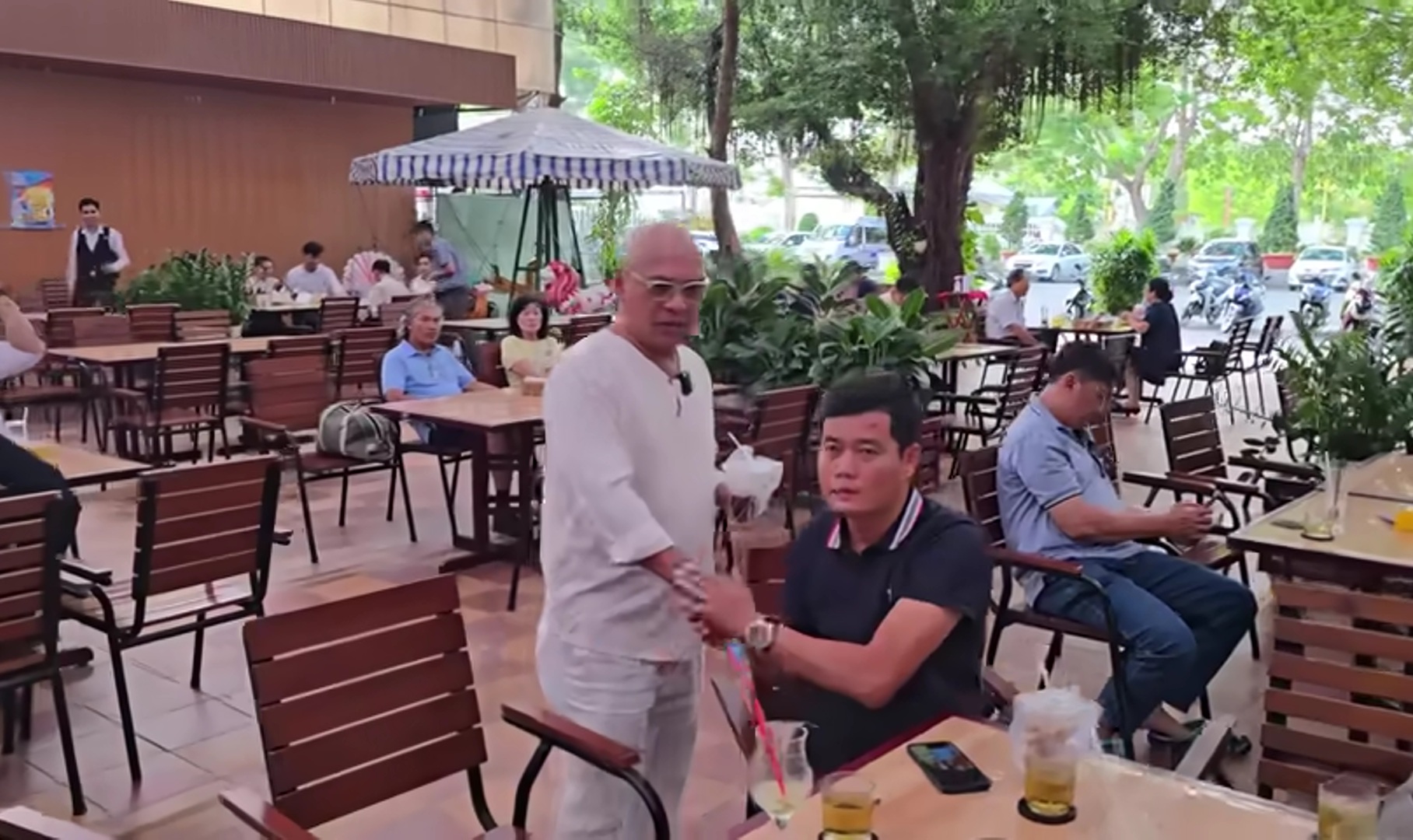 Hai ông trùm Điền Quân gặp nhau sau khi phá sản, Khương Dừa nói thẳng 1 điều với Color Man- Ảnh 1. Hai ông trùm Điền Quân gặp nhau sau khi phá sản, Khương Dừa nói thẳng 1 điều với Color Man- Ảnh 1.