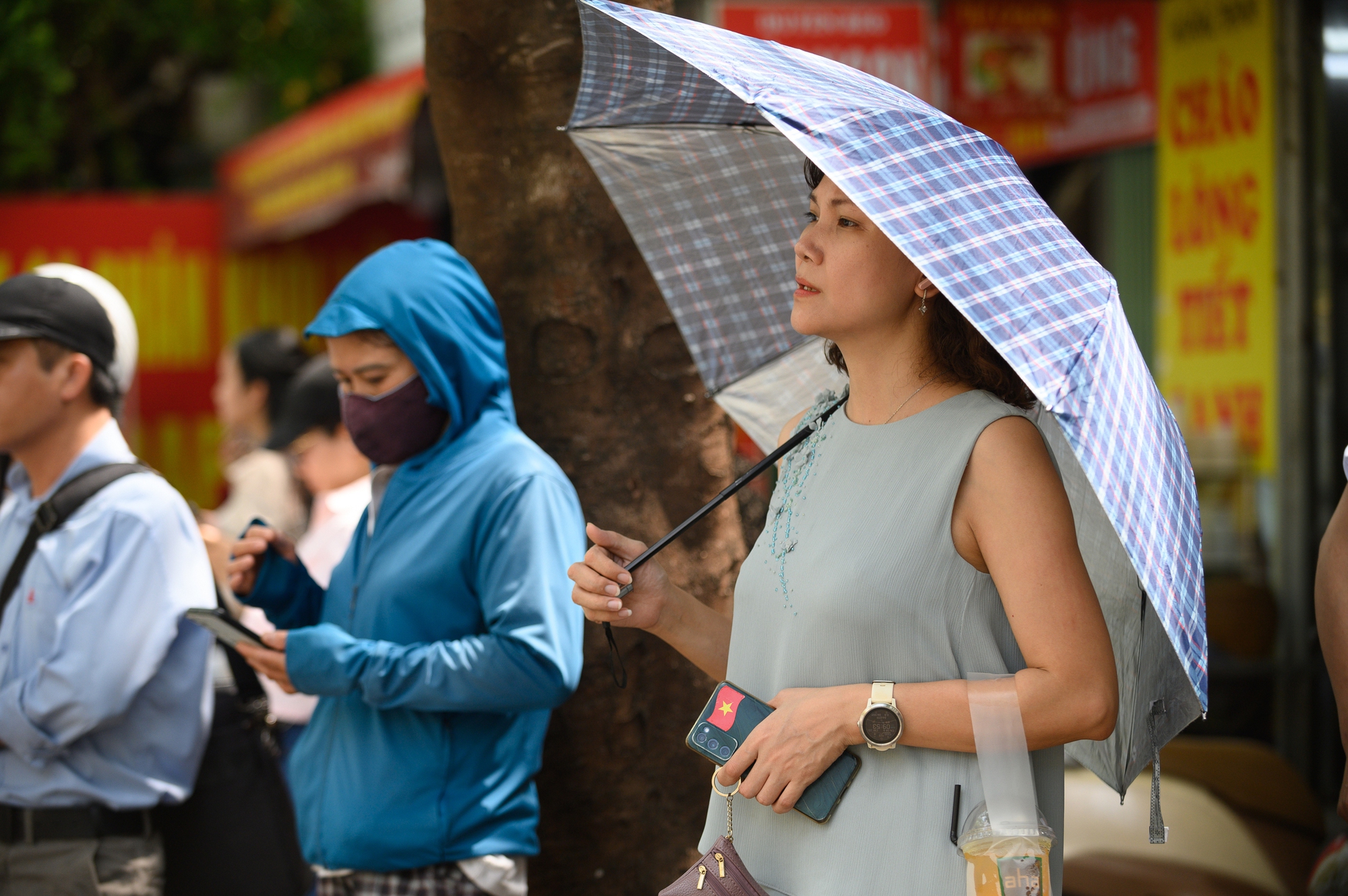 Hết giờ làm bài môn Toán thi vào lớp 10 Hà Nội, thí sinh tự tin "nếu em trình bày cẩn thận thì 9,75 đến 10 điểm"- Ảnh 8. Hết giờ làm bài môn Toán thi vào lớp 10 Hà Nội, thí sinh tự tin "nếu em trình bày cẩn thận thì 9,75 đến 10 điểm"- Ảnh 8.