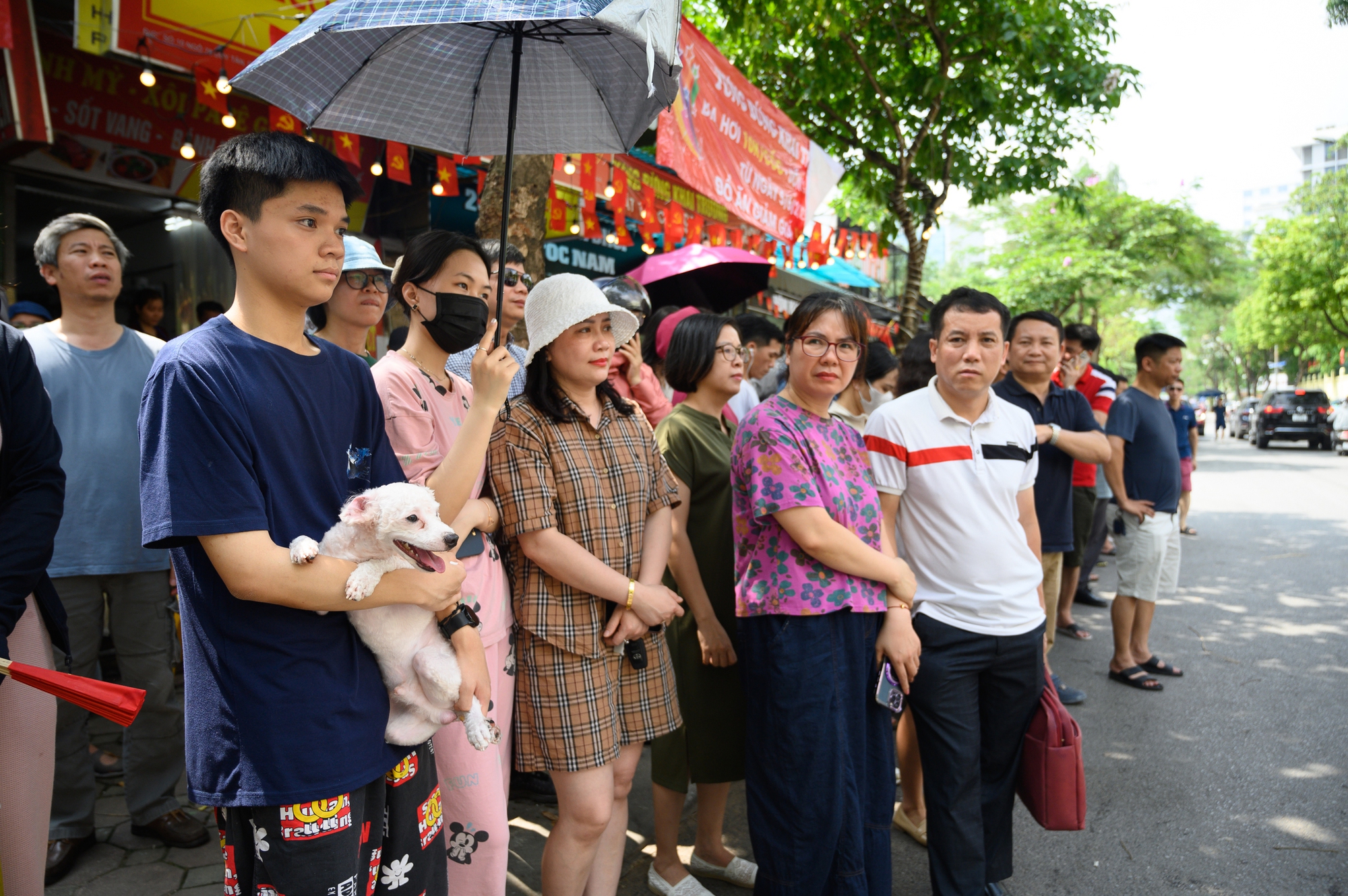 Hết giờ làm bài môn Toán thi vào lớp 10 Hà Nội, thí sinh tự tin "nếu em trình bày cẩn thận thì 9,75 đến 10 điểm"- Ảnh 10. Hết giờ làm bài môn Toán thi vào lớp 10 Hà Nội, thí sinh tự tin "nếu em trình bày cẩn thận thì 9,75 đến 10 điểm"- Ảnh 10.