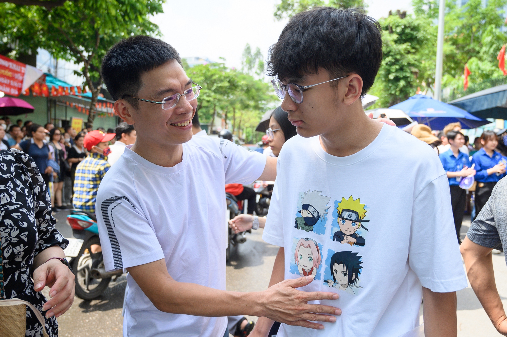 Hết giờ làm bài môn Toán thi vào lớp 10 Hà Nội, thí sinh tự tin "nếu em trình bày cẩn thận thì 9,75 đến 10 điểm"- Ảnh 2. Hết giờ làm bài môn Toán thi vào lớp 10 Hà Nội, thí sinh tự tin "nếu em trình bày cẩn thận thì 9,75 đến 10 điểm"- Ảnh 2.
