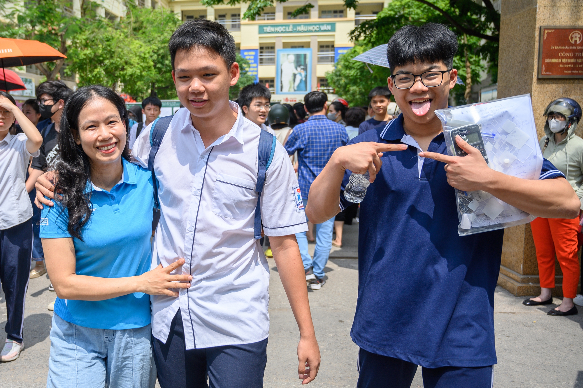 Hết giờ làm bài môn Toán thi vào lớp 10 Hà Nội, thí sinh tự tin "nếu em trình bày cẩn thận thì 9,75 đến 10 điểm"- Ảnh 4. Hết giờ làm bài môn Toán thi vào lớp 10 Hà Nội, thí sinh tự tin "nếu em trình bày cẩn thận thì 9,75 đến 10 điểm"- Ảnh 4.
