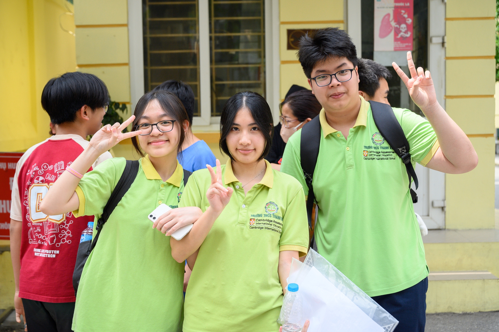 Hết giờ làm bài môn Toán thi vào lớp 10 Hà Nội, thí sinh tự tin "nếu em trình bày cẩn thận thì 9,75 đến 10 điểm"- Ảnh 1. Hết giờ làm bài môn Toán thi vào lớp 10 Hà Nội, thí sinh tự tin "nếu em trình bày cẩn thận thì 9,75 đến 10 điểm"- Ảnh 1.