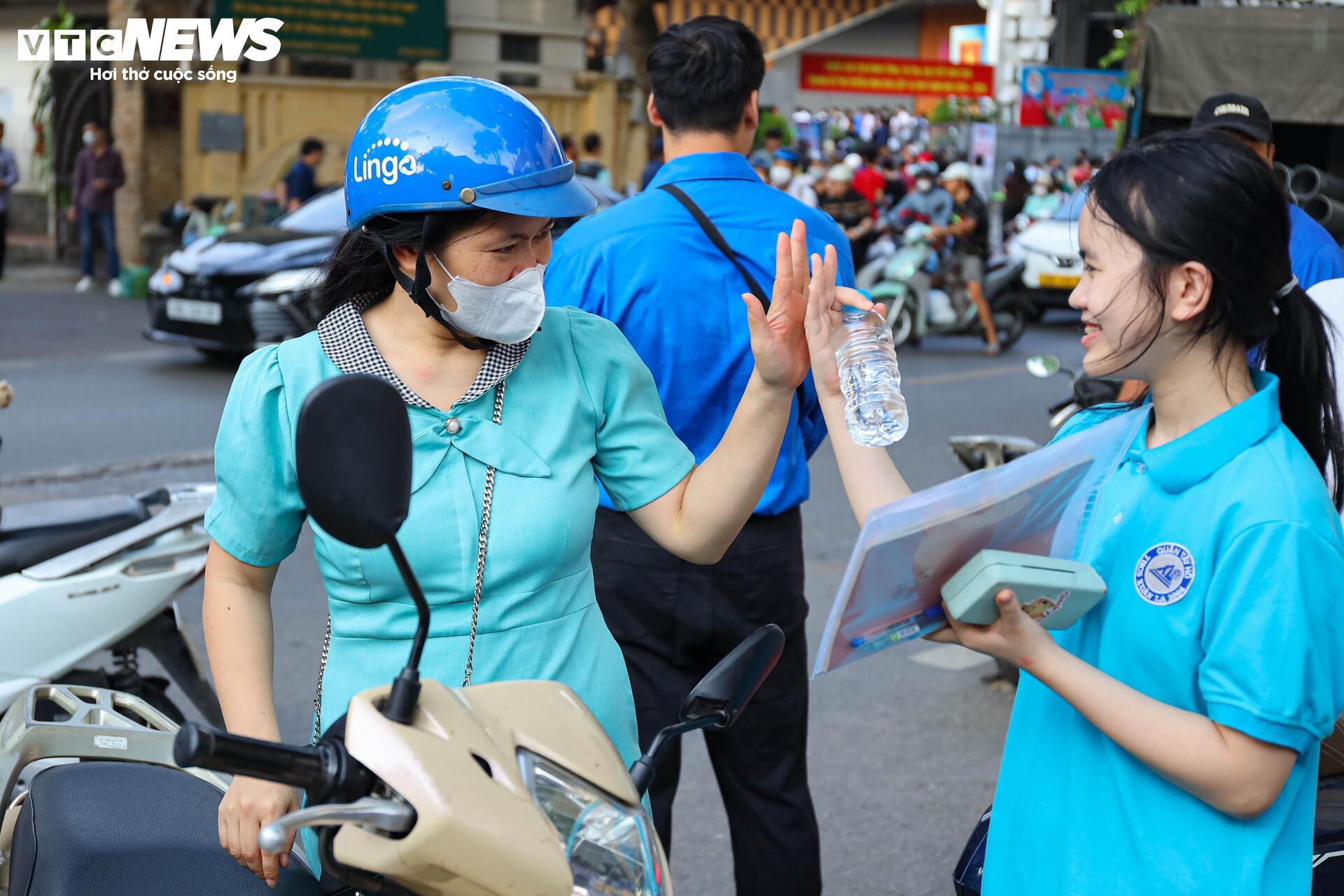 Những hình ảnh ấn tượng khép lại kỳ thi lớp 10 Hà Nội 2025 - Ảnh 4. Những hình ảnh ấn tượng khép lại kỳ thi lớp 10 Hà Nội 2025 - Ảnh 4.