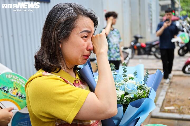 Ông ngoại 71 tuổi chờ ở điểm trường từ 5h để động viên cháu thi vào lớp 10 - Ảnh 4. Ông ngoại 71 tuổi chờ ở điểm trường từ 5h để động viên cháu thi vào lớp 10 - Ảnh 4.