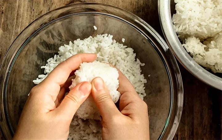 6 mẹo rang cơm ngon do các đầu bếp chia sẻ - Ảnh 1. 6 mẹo rang cơm ngon do các đầu bếp chia sẻ - Ảnh 1.