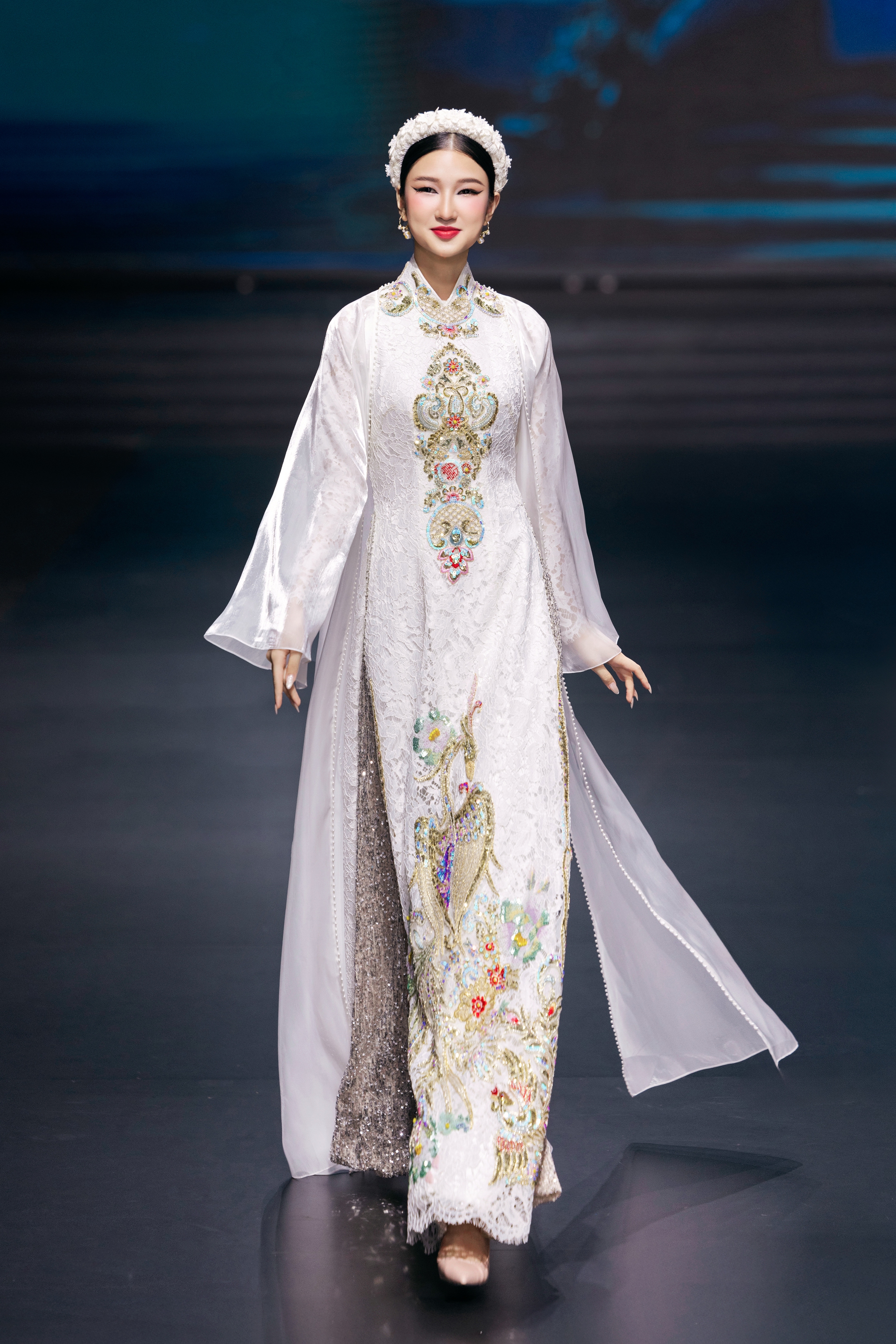Sao mai Nguyễn Thu Hằng tái xuất, hát mở màn show thời trang Cao Minh Tiến- Ảnh 7. Sao mai Nguyễn Thu Hằng tái xuất, hát mở màn show thời trang Cao Minh Tiến- Ảnh 7.