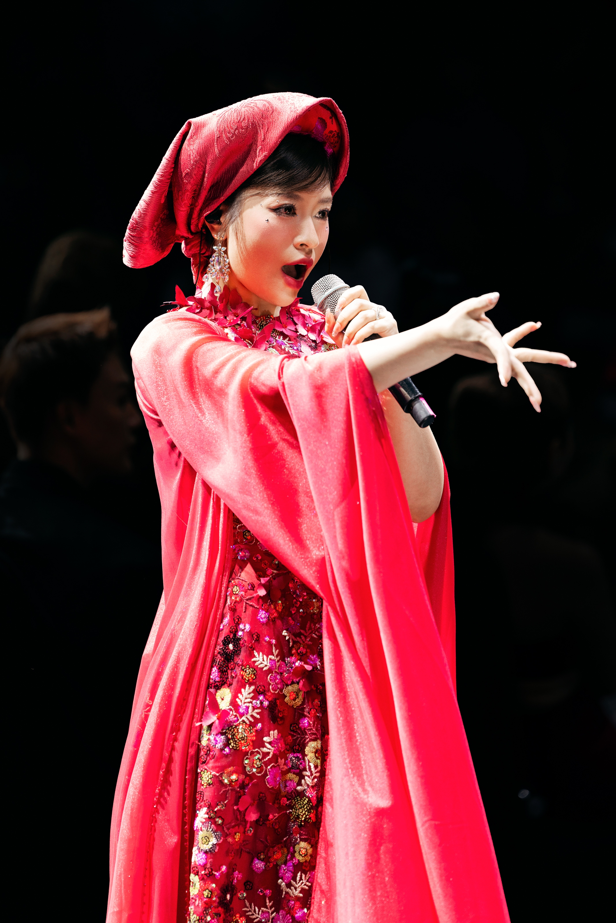 Sao mai Nguyễn Thu Hằng tái xuất, hát mở màn show thời trang Cao Minh Tiến- Ảnh 2. Sao mai Nguyễn Thu Hằng tái xuất, hát mở màn show thời trang Cao Minh Tiến- Ảnh 2.
