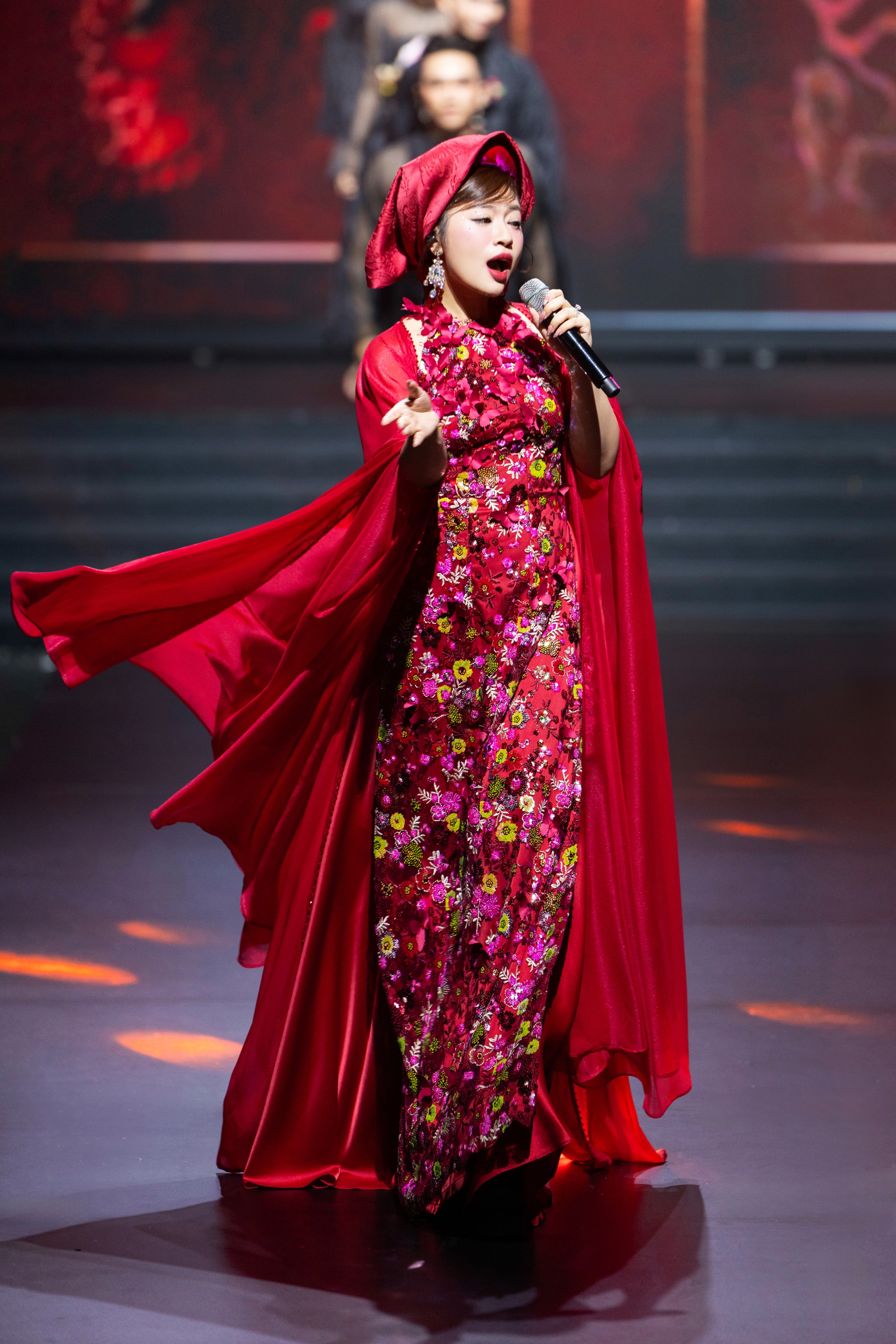 Sao mai Nguyễn Thu Hằng tái xuất trong show thời trang của Cao Minh Tiến - Ảnh 2. Sao mai Nguyễn Thu Hằng tái xuất trong show thời trang của Cao Minh Tiến - Ảnh 2.