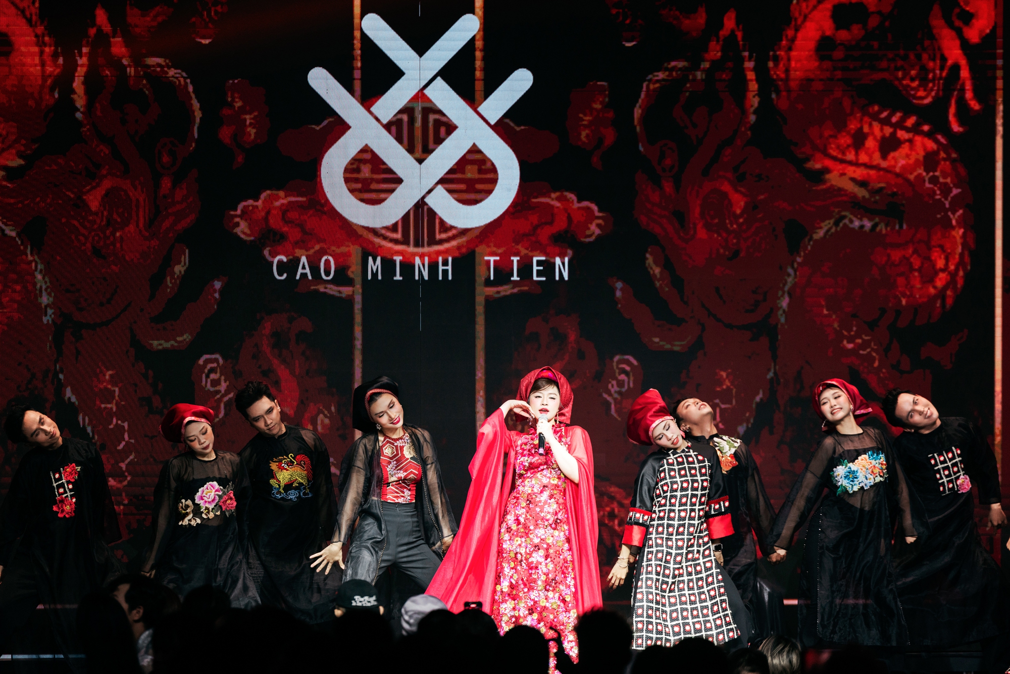 Sao mai Nguyễn Thu Hằng tái xuất trong show thời trang của Cao Minh Tiến - Ảnh 1. Sao mai Nguyễn Thu Hằng tái xuất trong show thời trang của Cao Minh Tiến - Ảnh 1.