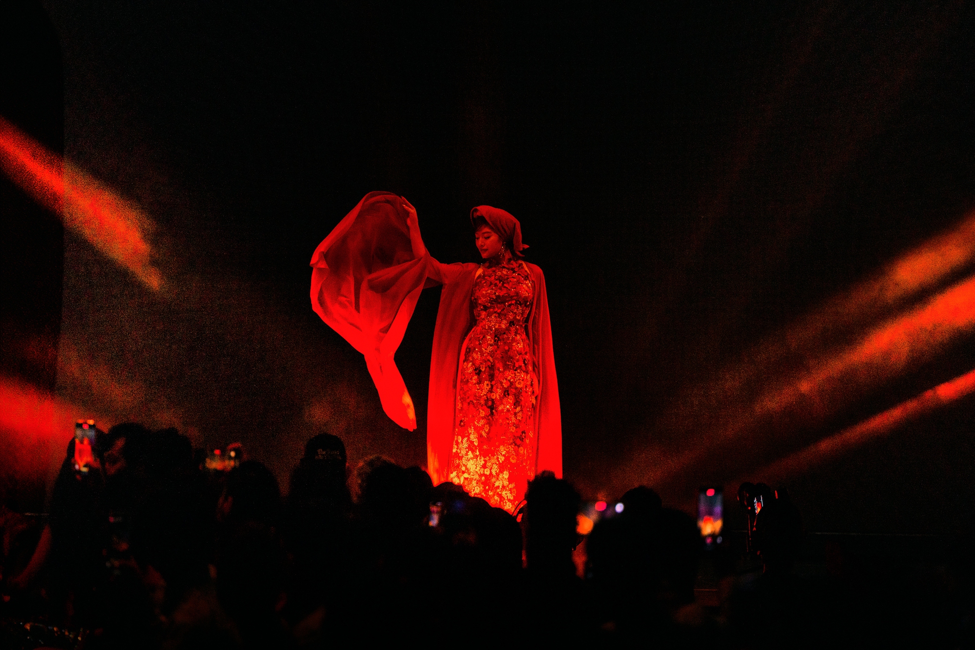 Sao mai Nguyễn Thu Hằng tái xuất, hát mở màn show thời trang Cao Minh Tiến- Ảnh 4. Sao mai Nguyễn Thu Hằng tái xuất, hát mở màn show thời trang Cao Minh Tiến- Ảnh 4.