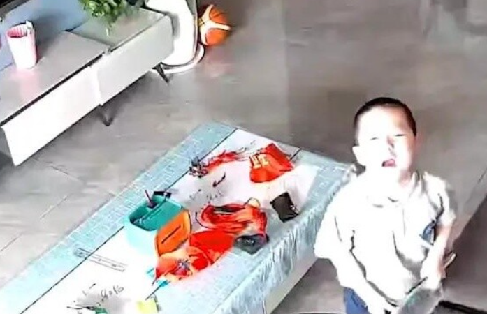 Phụ huynh bận kiếm tiền để con nhỏ ở nhà 1 mình trong tháng nghỉ hè, cảnh tượng trích từ camera khiến mẹ bật khóc- Ảnh 1.