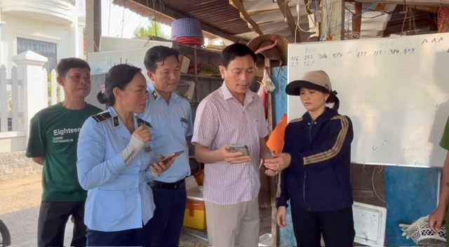 Cận cảnh người phụ nữ trực tiếp bơm thạch rau câu vào tôm hùm đã chết để bán ra thị trường - Ảnh 3. Cận cảnh người phụ nữ trực tiếp bơm thạch rau câu vào tôm hùm đã chết để bán ra thị trường - Ảnh 3.