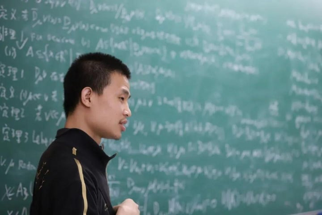 Thiên tài toán học hàng đầu Trung Quốc bỗng thành TikToker: Vỏn vẹn 3 câu trong 4 giây cũng khiến chục triệu người theo dõi - Ảnh 2.