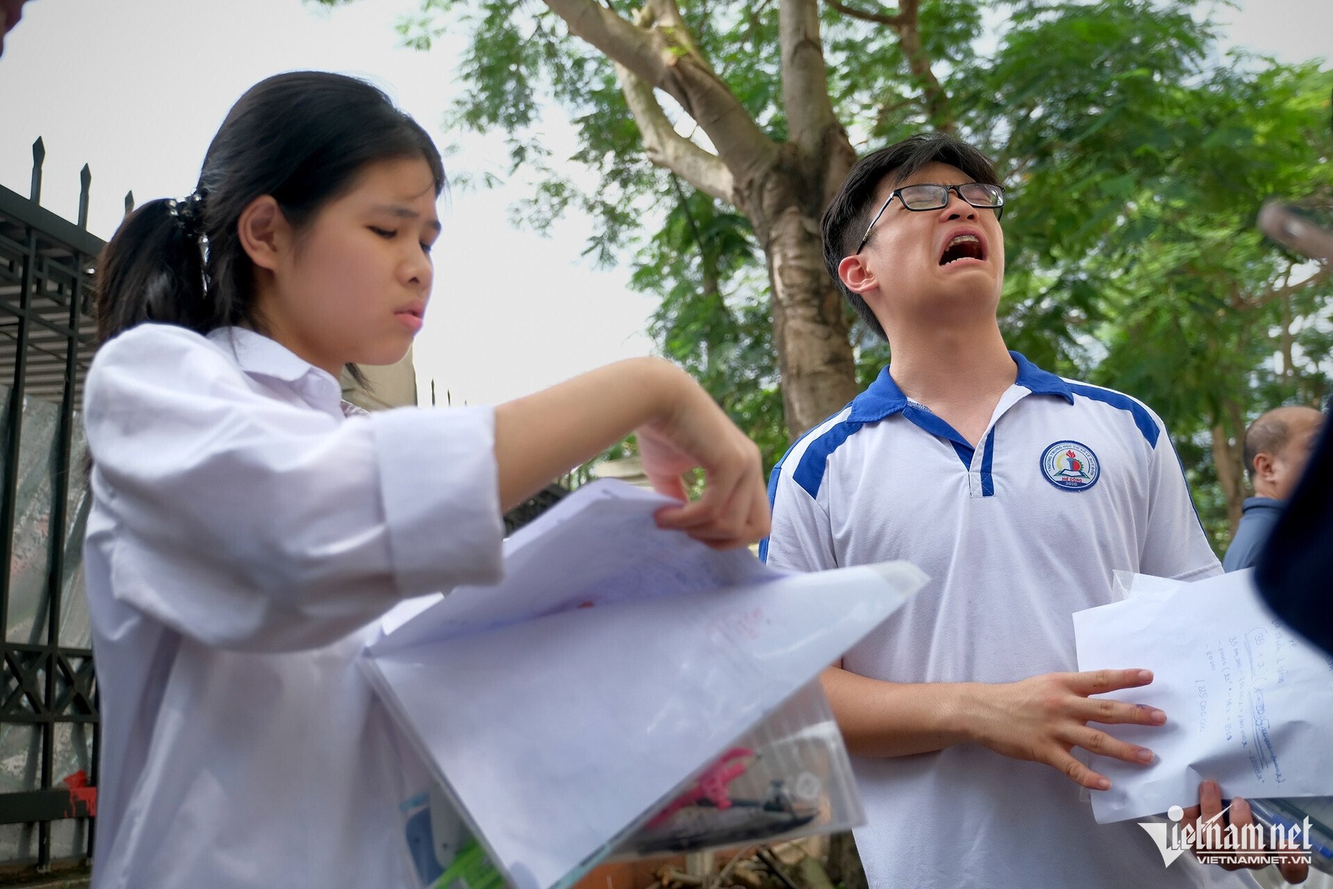 Những hình ảnh ấn tượng khép lại kỳ thi lớp 10 Hà Nội 2025 - Ảnh 19. Những hình ảnh ấn tượng khép lại kỳ thi lớp 10 Hà Nội 2025 - Ảnh 19.