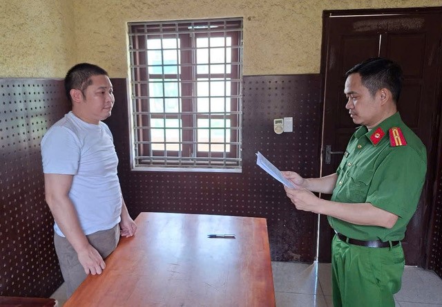 Bắt tạm giam người đàn ông nổ súng bắn gia đình nhà vợ nhưng không trúng ai - Ảnh 1. Bắt tạm giam người đàn ông nổ súng bắn gia đình nhà vợ nhưng không trúng ai - Ảnh 1.