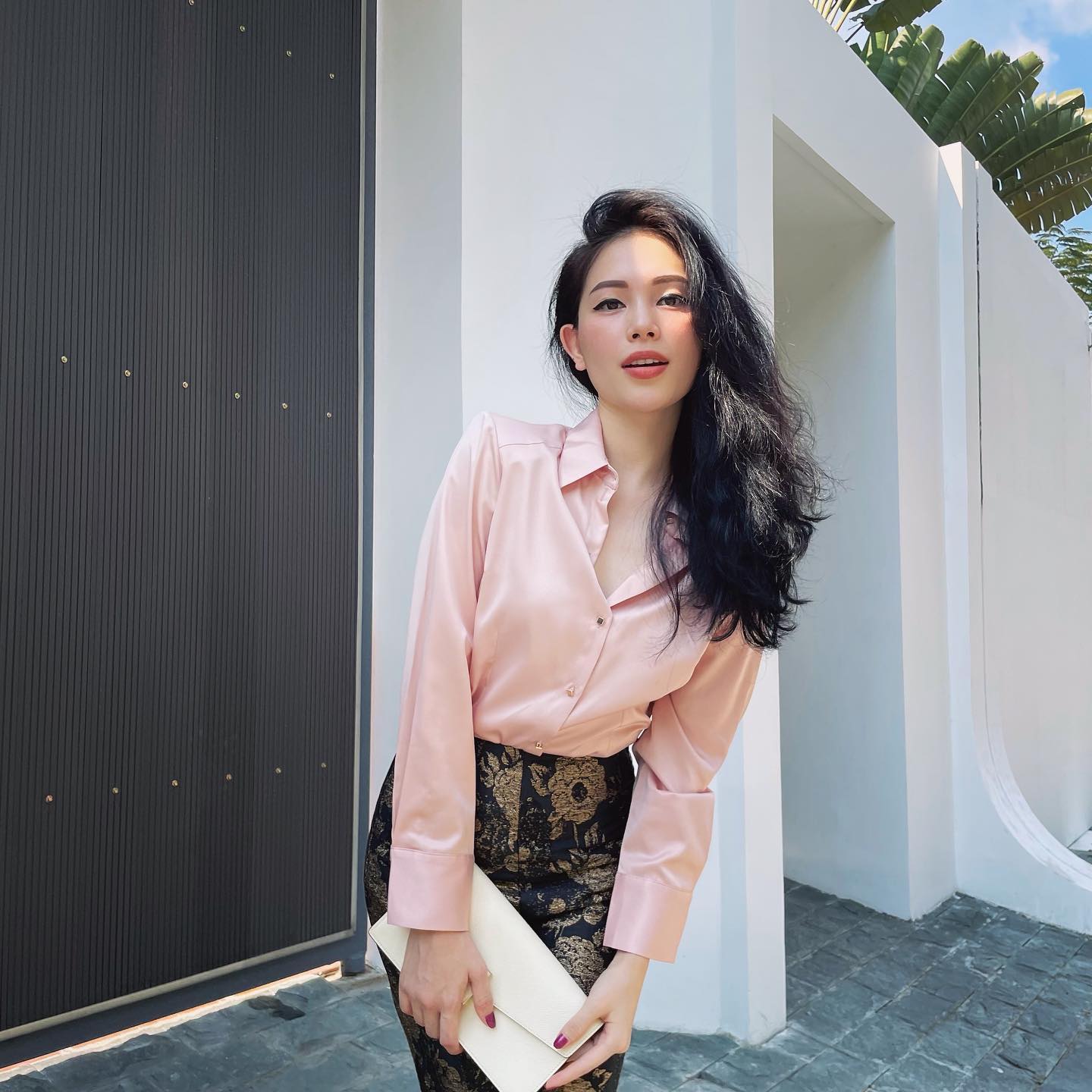 Các nàng dâu hào môn diện chân váy dài quá xuất sắc: Phối đồ không hề cầu kỳ nhưng vẫn bùng nổ vẻ sang trọng - Ảnh 9. Các nàng dâu hào môn diện chân váy dài quá xuất sắc: Phối đồ không hề cầu kỳ nhưng vẫn bùng nổ vẻ sang trọng - Ảnh 9.