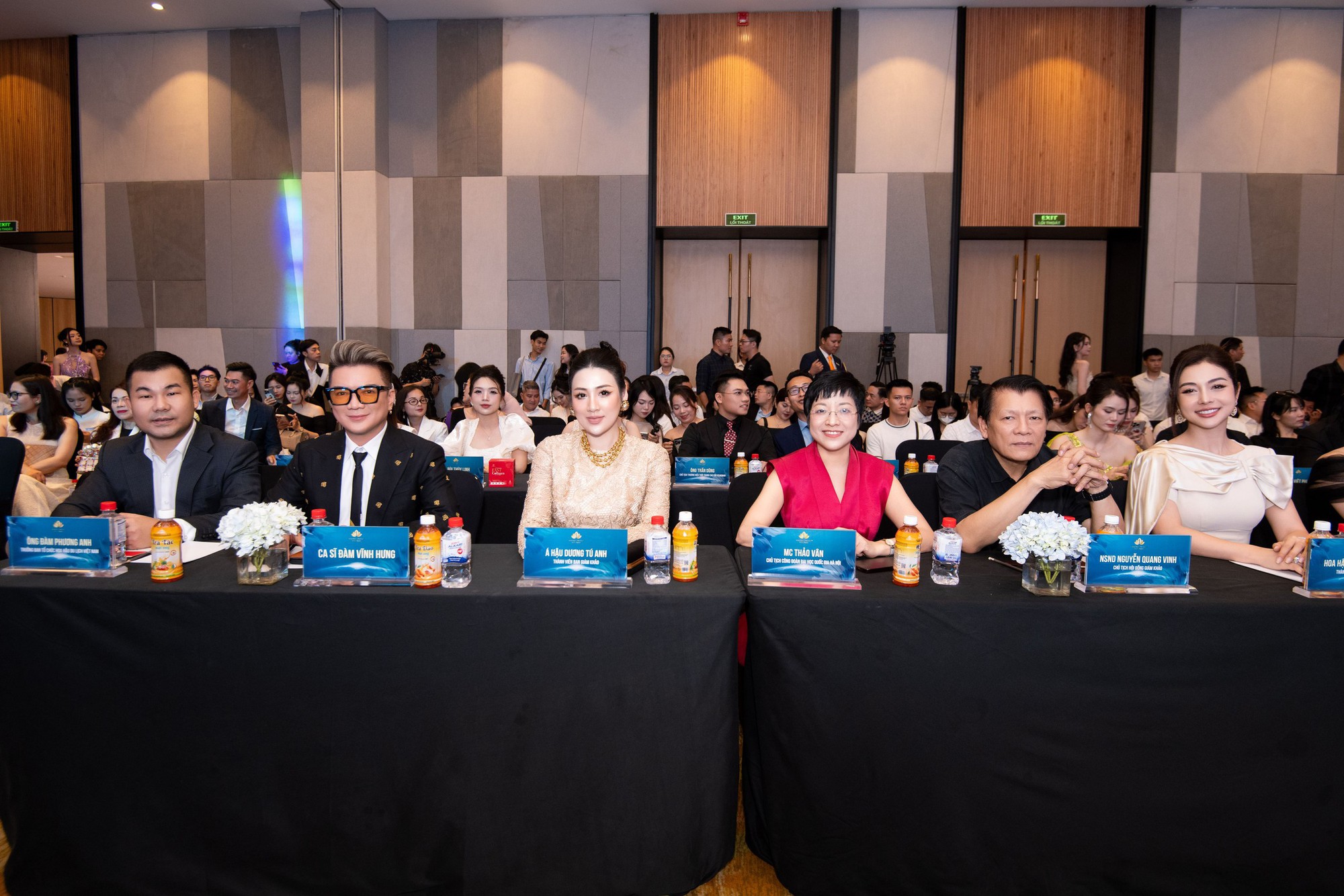 Jennifer Phạm trẻ trung rạng rỡ tại họp báo Hoa hậu Du lịch Việt Nam 2026, hội ngộ dàn giám khảo quyền lực- Ảnh 4. Jennifer Phạm trẻ trung rạng rỡ tại họp báo Hoa hậu Du lịch Việt Nam 2026, hội ngộ dàn giám khảo quyền lực- Ảnh 4.
