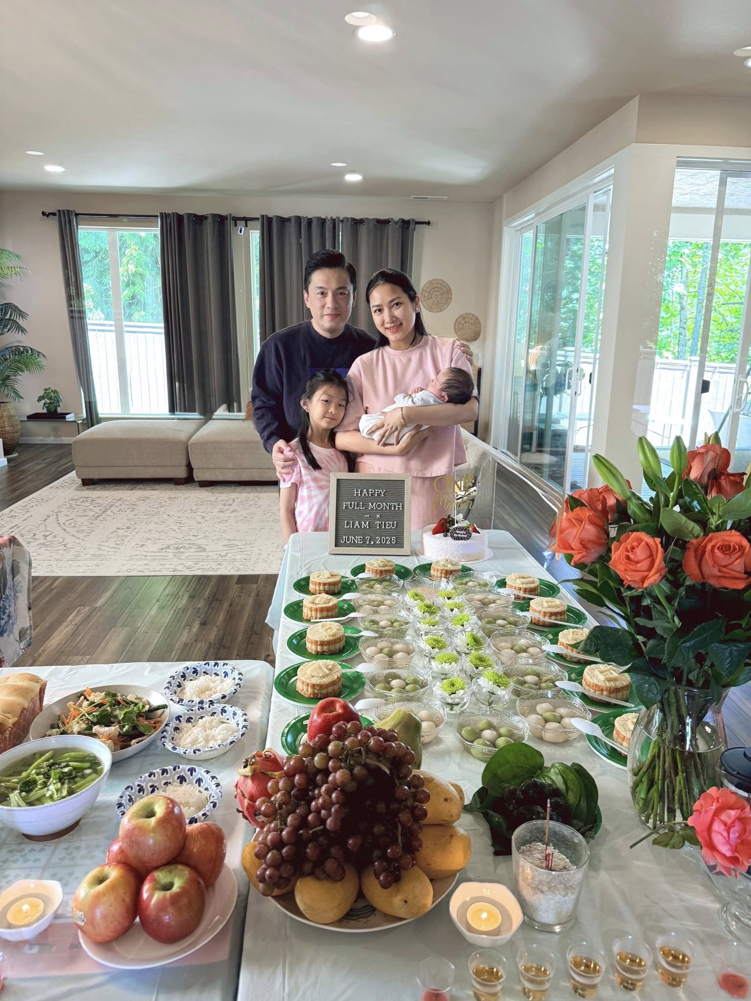 Vợ kém 17 tuổi của Lam Trường tổ chức đầy tháng cho con, lần đầu khoe diện mạo quý tử gây chú ý- Ảnh 4. Vợ kém 17 tuổi của Lam Trường tổ chức đầy tháng cho con, lần đầu khoe diện mạo quý tử gây chú ý- Ảnh 4.