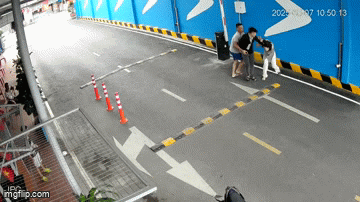 Vụ gã đàn ông túm tóc, đấm liên tiếp vào mặt vợ cũ ở Bình Dương: Người phụ nữ sinh năm 1999 lên tiếng hé lộ nguồn cơn - Ảnh 1. Vụ gã đàn ông túm tóc, đấm liên tiếp vào mặt vợ cũ ở Bình Dương: Người phụ nữ sinh năm 1999 lên tiếng hé lộ nguồn cơn - Ảnh 1.
