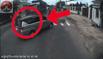 Khoảnh khắc xót xa từ camera vụ tai nạn khiến người mẹ và con trai 8 tuổi tử vong thương tâm ở TP.HCM - Ảnh 1. Khoảnh khắc xót xa từ camera vụ tai nạn khiến người mẹ và con trai 8 tuổi tử vong thương tâm ở TP.HCM - Ảnh 1.
