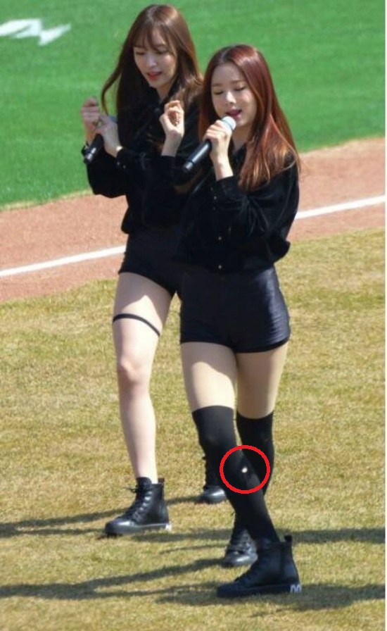 Nữ idol từng diện đồ rách lên sân khấu nhưng "đổi vận" hoàn toàn chỉ nhờ 1 chiếc fancam - Ảnh 5. Nữ idol từng diện đồ rách lên sân khấu nhưng "đổi vận" hoàn toàn chỉ nhờ 1 chiếc fancam - Ảnh 5.