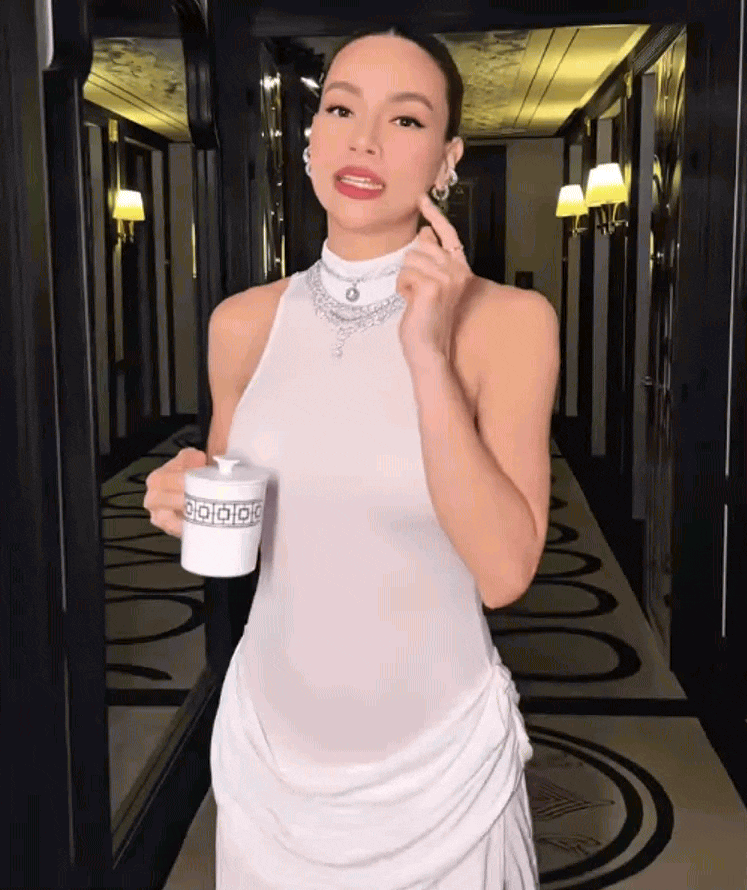Hà Hồ cầm khư khư "chiếc cốc của hội nhà giàu", nhìn đơn giản mà giá không hề rẻ - Ảnh 1. Hà Hồ cầm khư khư "chiếc cốc của hội nhà giàu", nhìn đơn giản mà giá không hề rẻ - Ảnh 1.