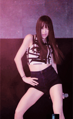 Nữ idol từng diện đồ rách lên sân khấu nhưng "đổi vận" hoàn toàn chỉ nhờ 1 chiếc fancam - Ảnh 3. Nữ idol từng diện đồ rách lên sân khấu nhưng "đổi vận" hoàn toàn chỉ nhờ 1 chiếc fancam - Ảnh 3.